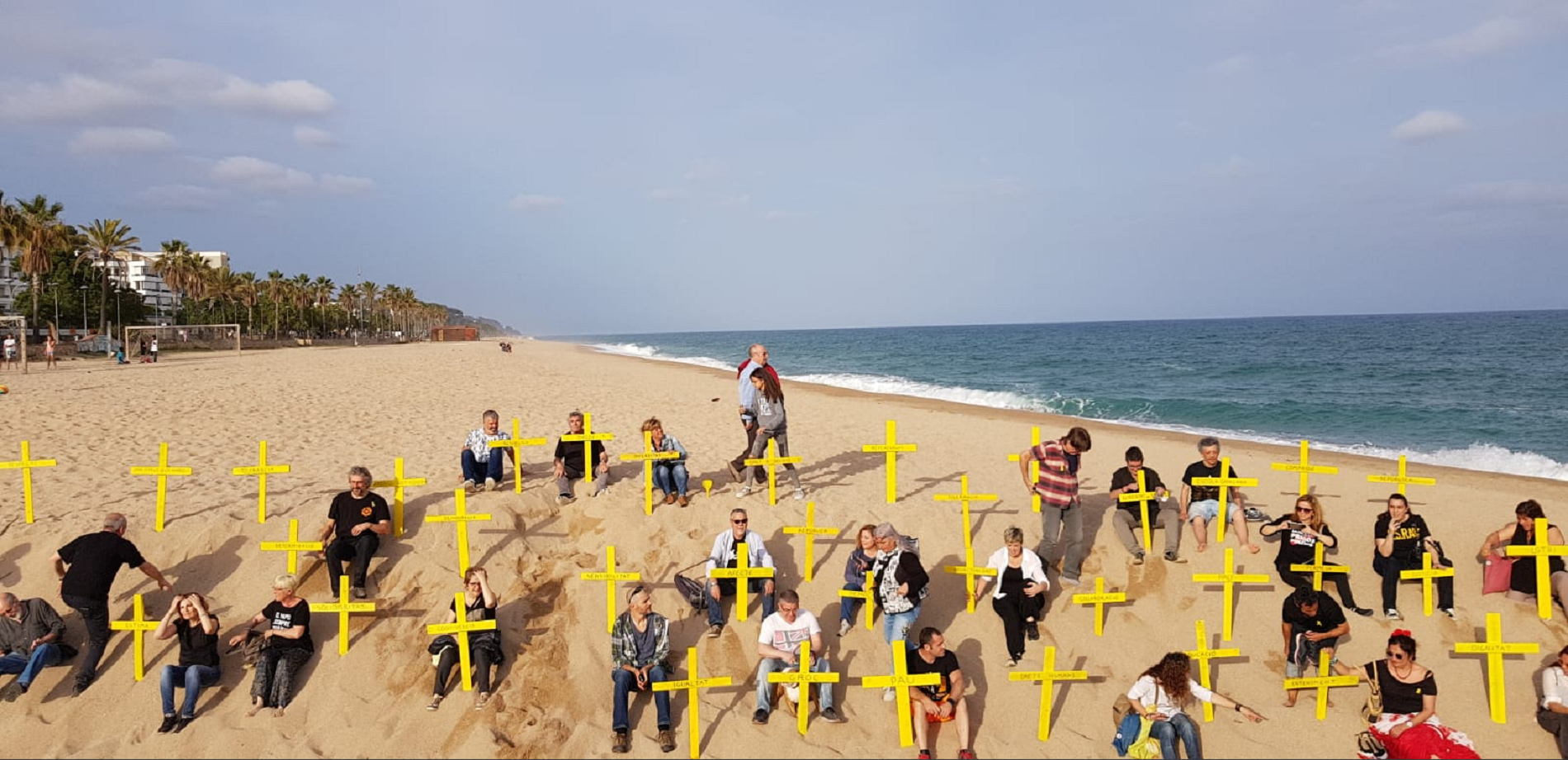 Las cruces amarillas vuelven a la playa de Canet (con normalidad)