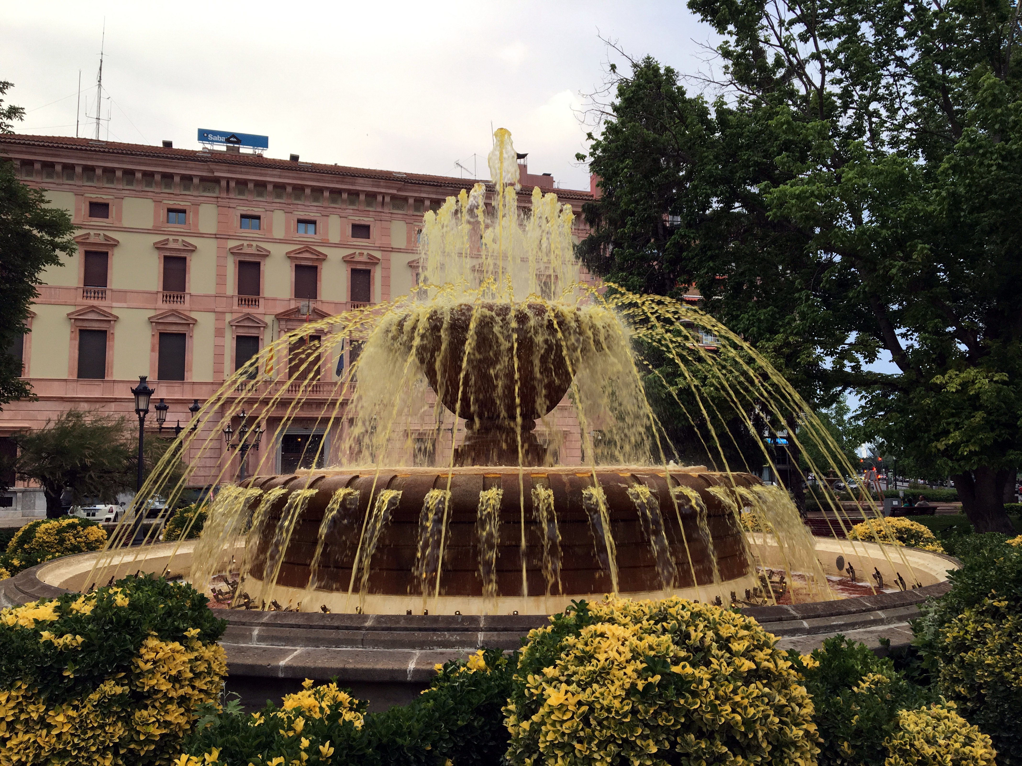 Tiñen de amarillo el agua de la fuente de la plaza de la Pau de Lleida