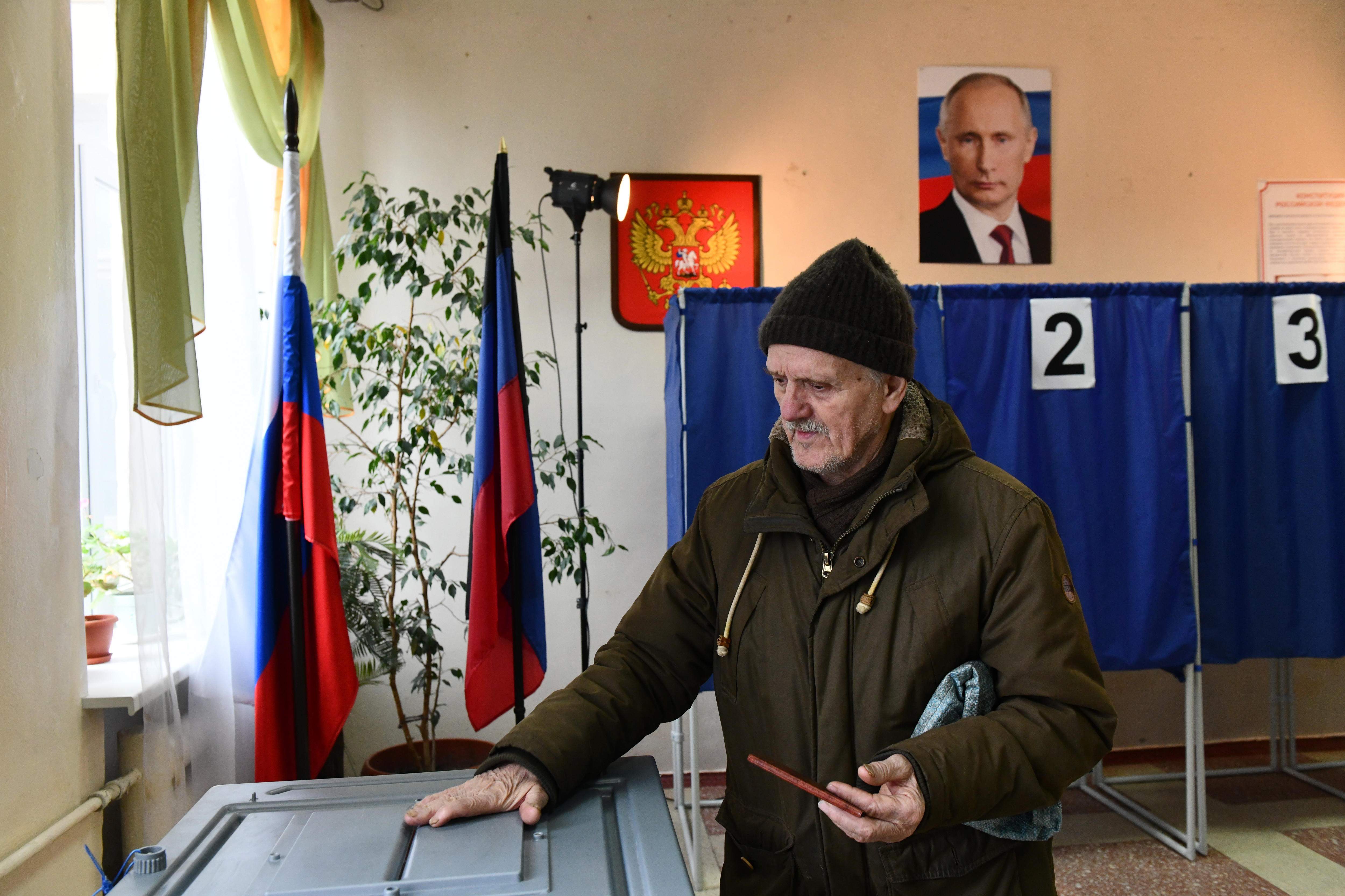 Tinta verda a les urnes i col·legis cremats: els russos mostren el desacord amb Putin a les eleccions