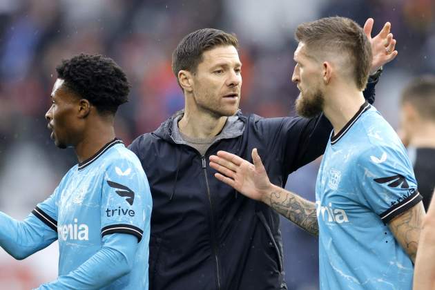 Xabi Alonso saluda a sus jugadores tras la victoria del Bayer Leverkusen en el campo del Friburgo / Foto: EFE