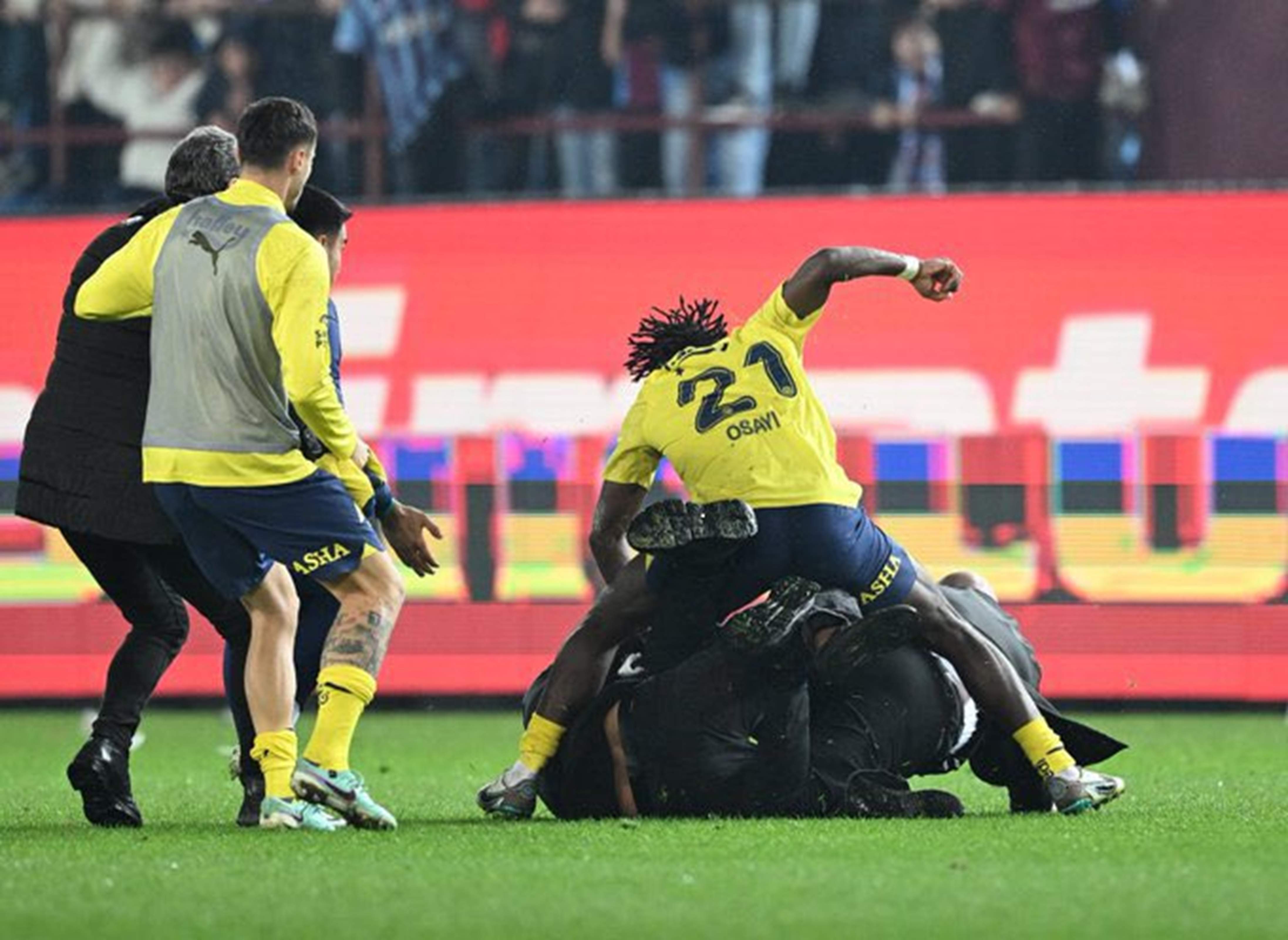 Escena esfereïdora al futbol turc: aficionats del Trabzonspor ataquen els jugadors del Fenerbahçe