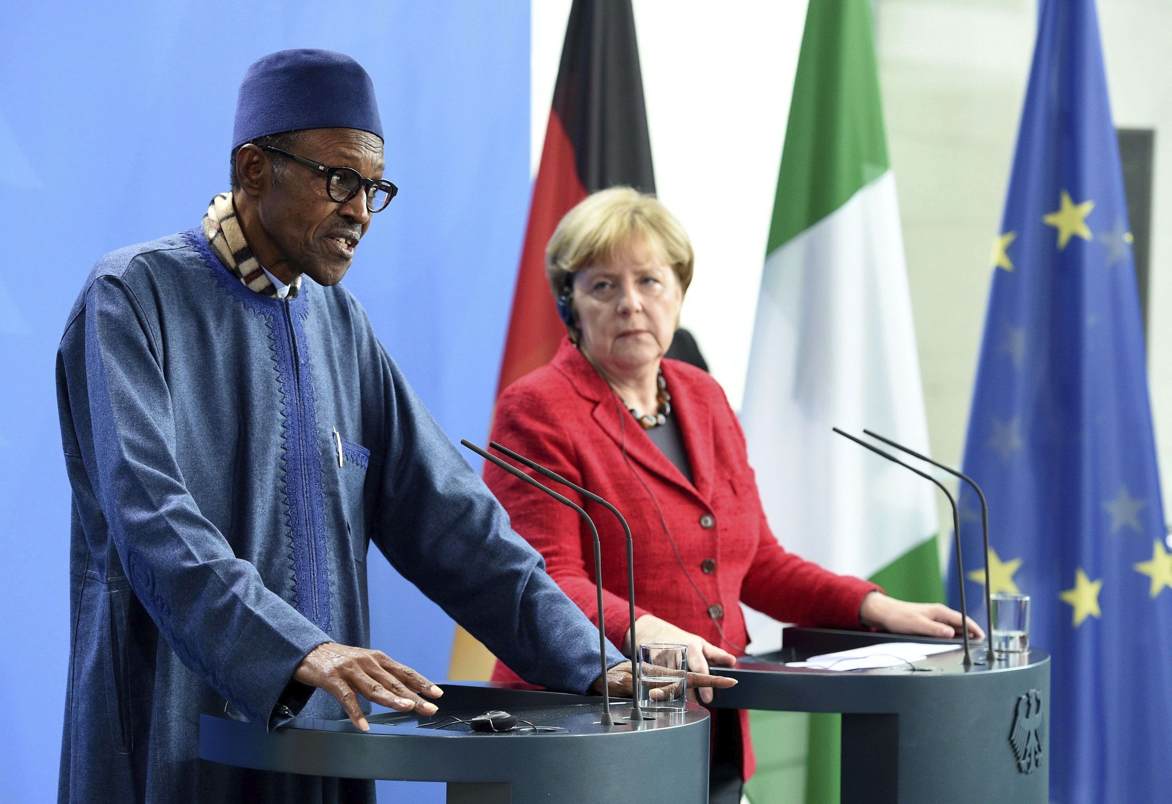 El president de Nigèria diu davant de Merkel que el lloc de la seva dona "és a la cuina"