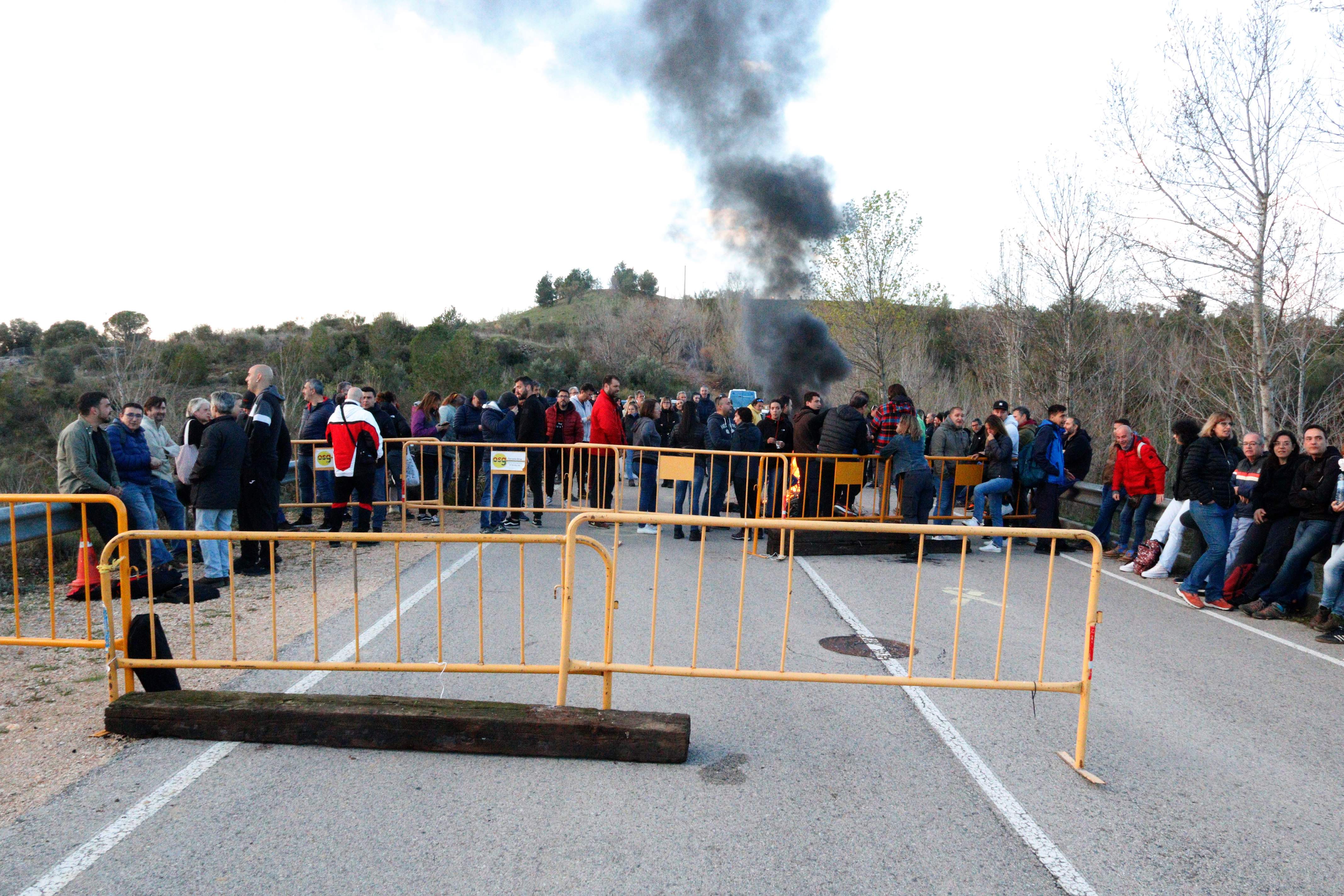 Los funcionarios paralizan las prisiones por el asesinato en Tarragona: 4.000 internos encerrados en celdas