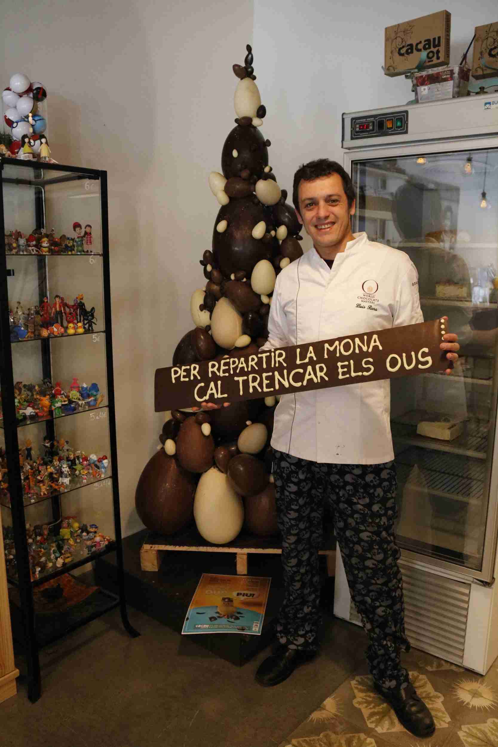 Joan Coma romperá el tradicional huevo de chocolate de dos metros de Olot