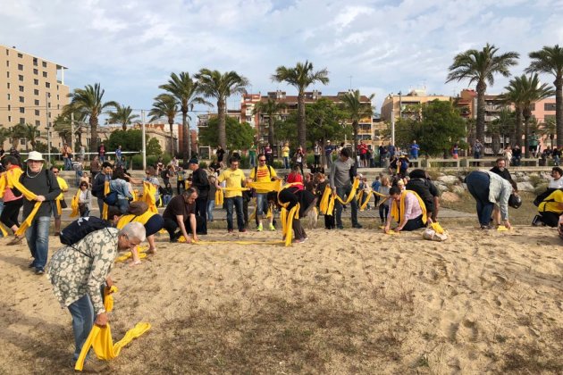 mocadors grocs platja mataró Nico Tomás