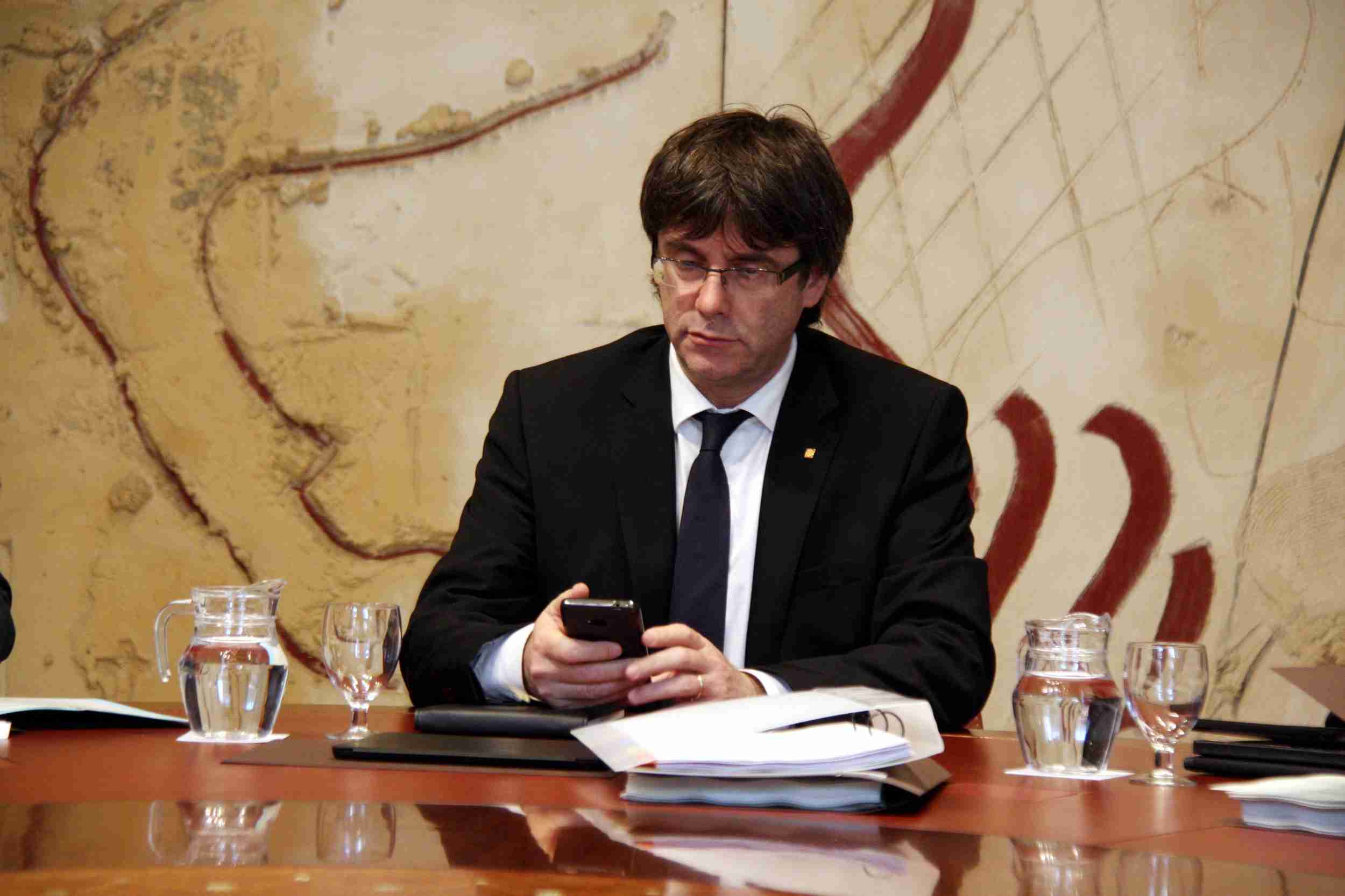 Puigdemont, en línea directa con la ciudadanía, garantiza colegios electorales el 1-O