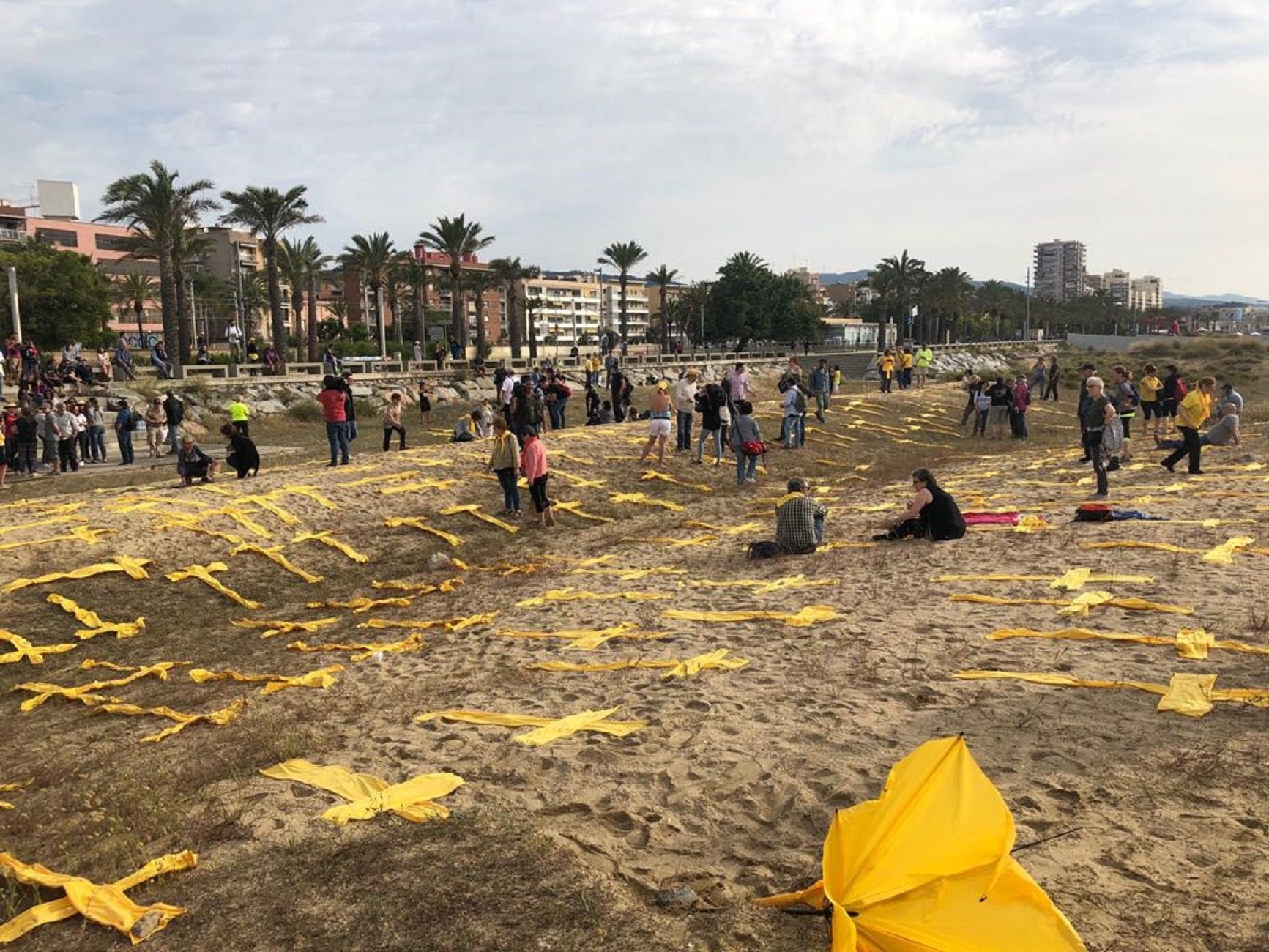 Un centenar de persones aconsegueixen plantar creus grogues a la platja de Mataró