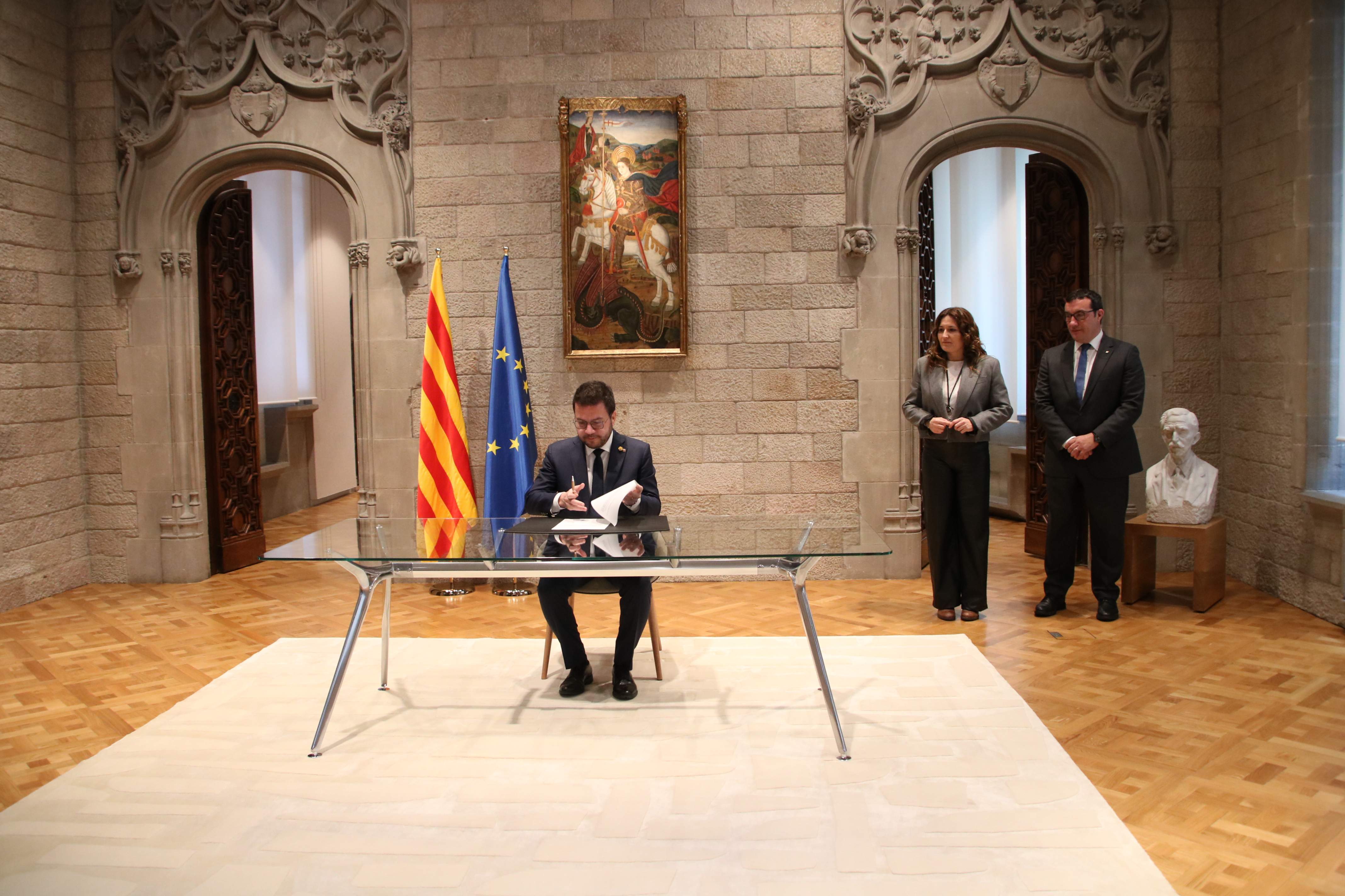 Aragonès firma el decreto de convocatoria de elecciones para el 12-M