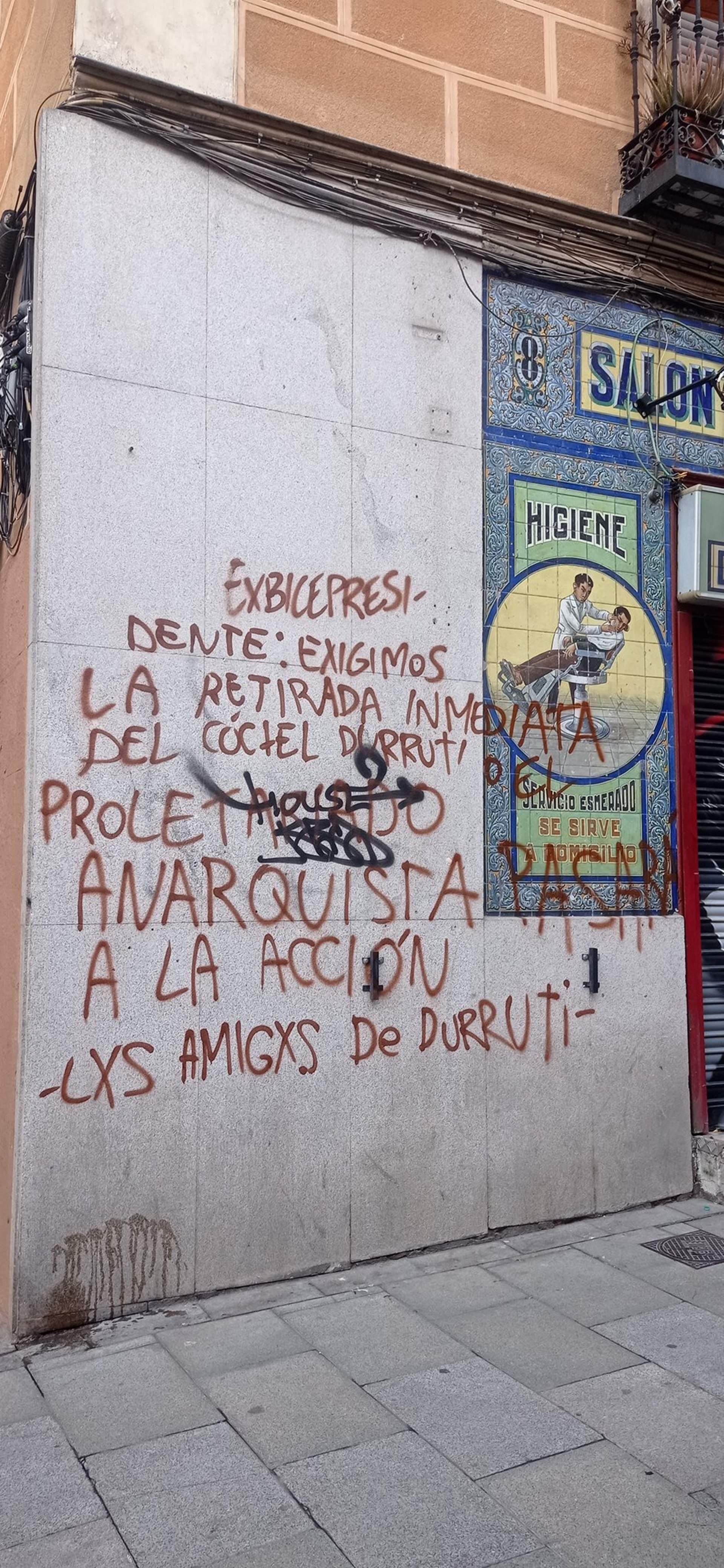 El bar de Pablo Iglesias en Lavapiés, amenazado el día antes de la apertura: "Retirada del cóctel de Durruti"