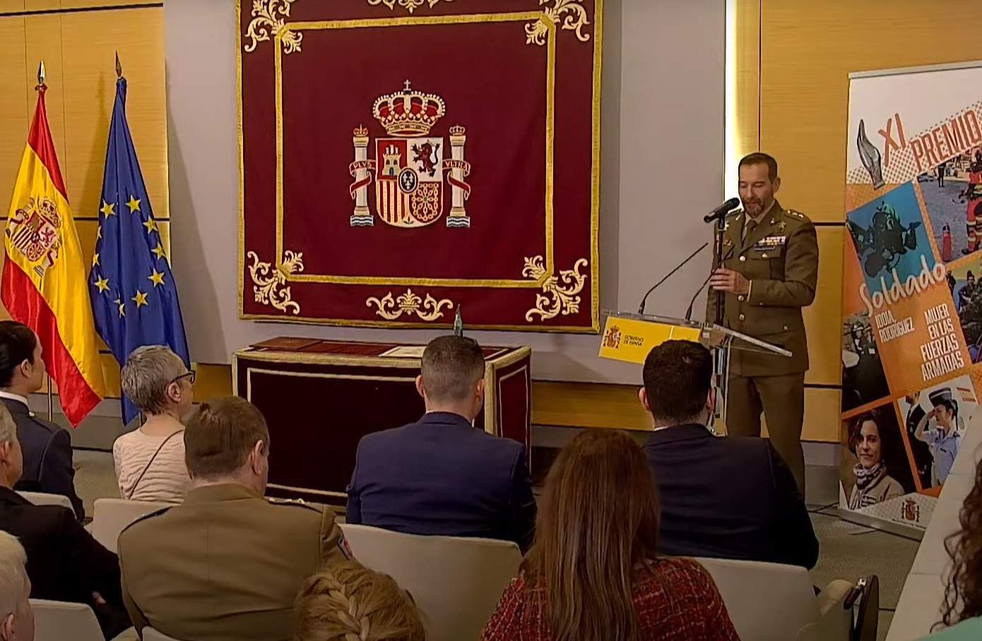 El Frank Sinatra de l'exèrcit: el vídeo viral d'un militar espanyol cantant en un acte oficial