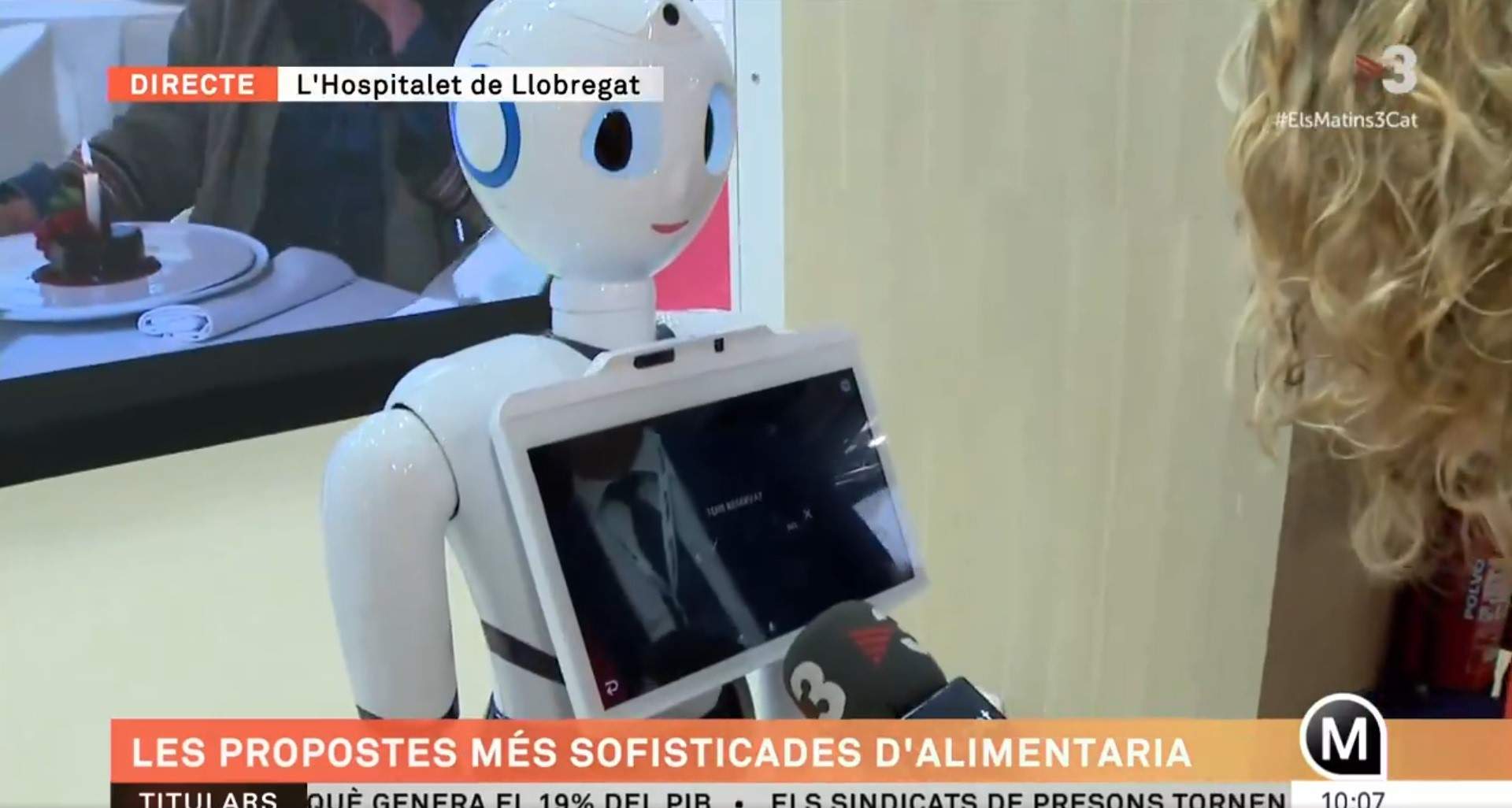 Un robot camarero se 'suicida' en directo: "No sé qué ha pasado"