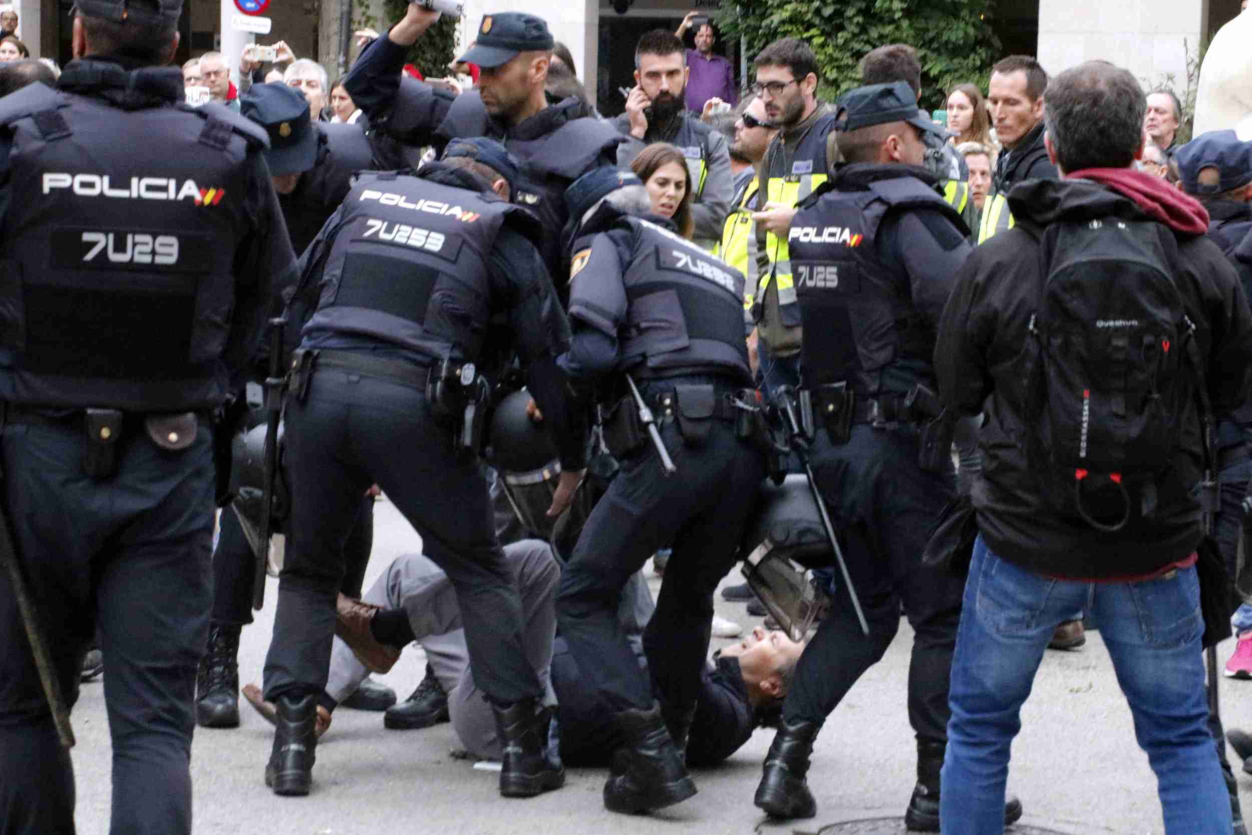 Investigan dos policías españoles por golpear a un conductor en Girona al día siguiente del 1-O