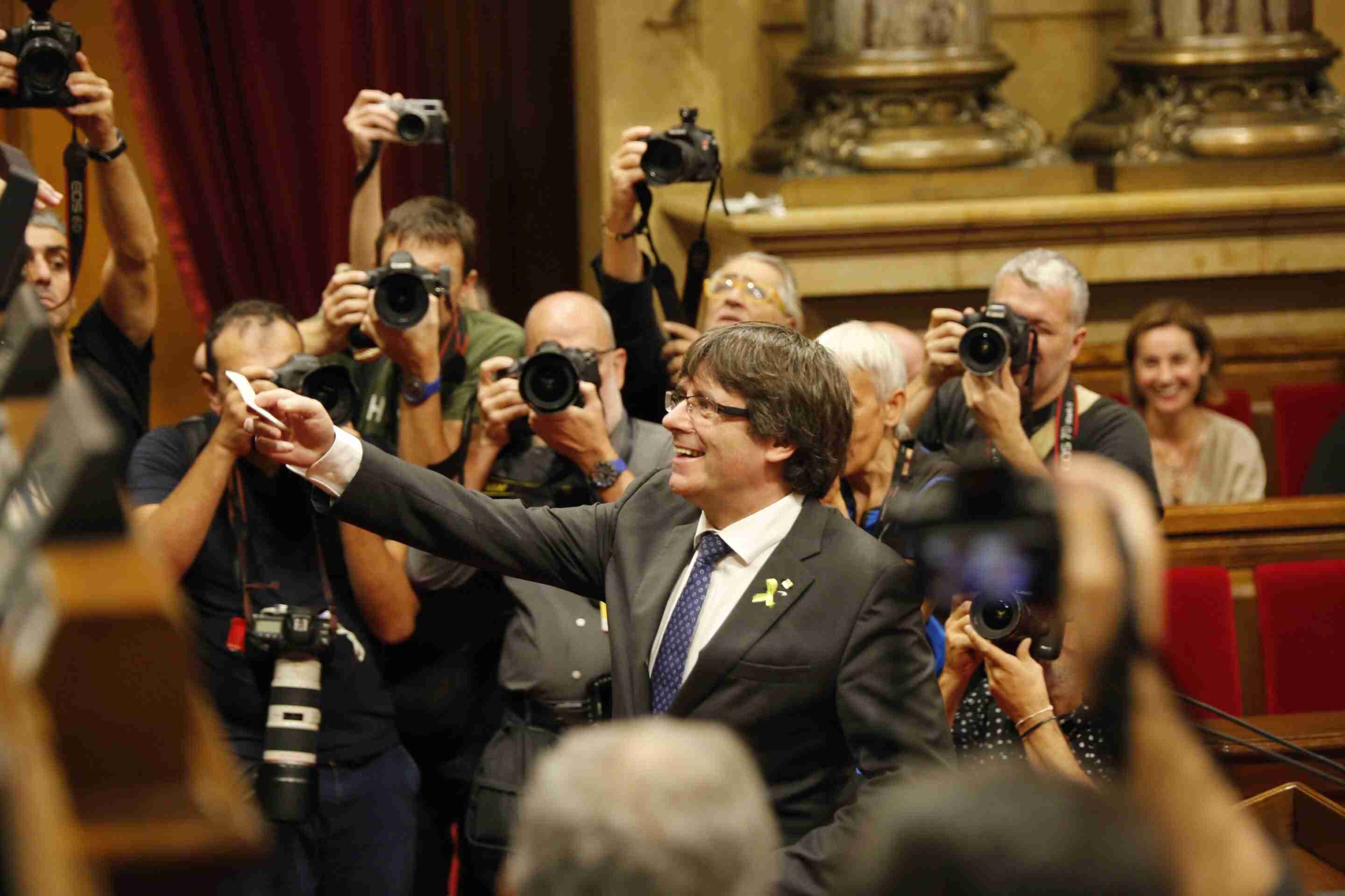 Puigdemont pide recuperar sus derechos de diputado: delegar el voto y cobrar el sueldo