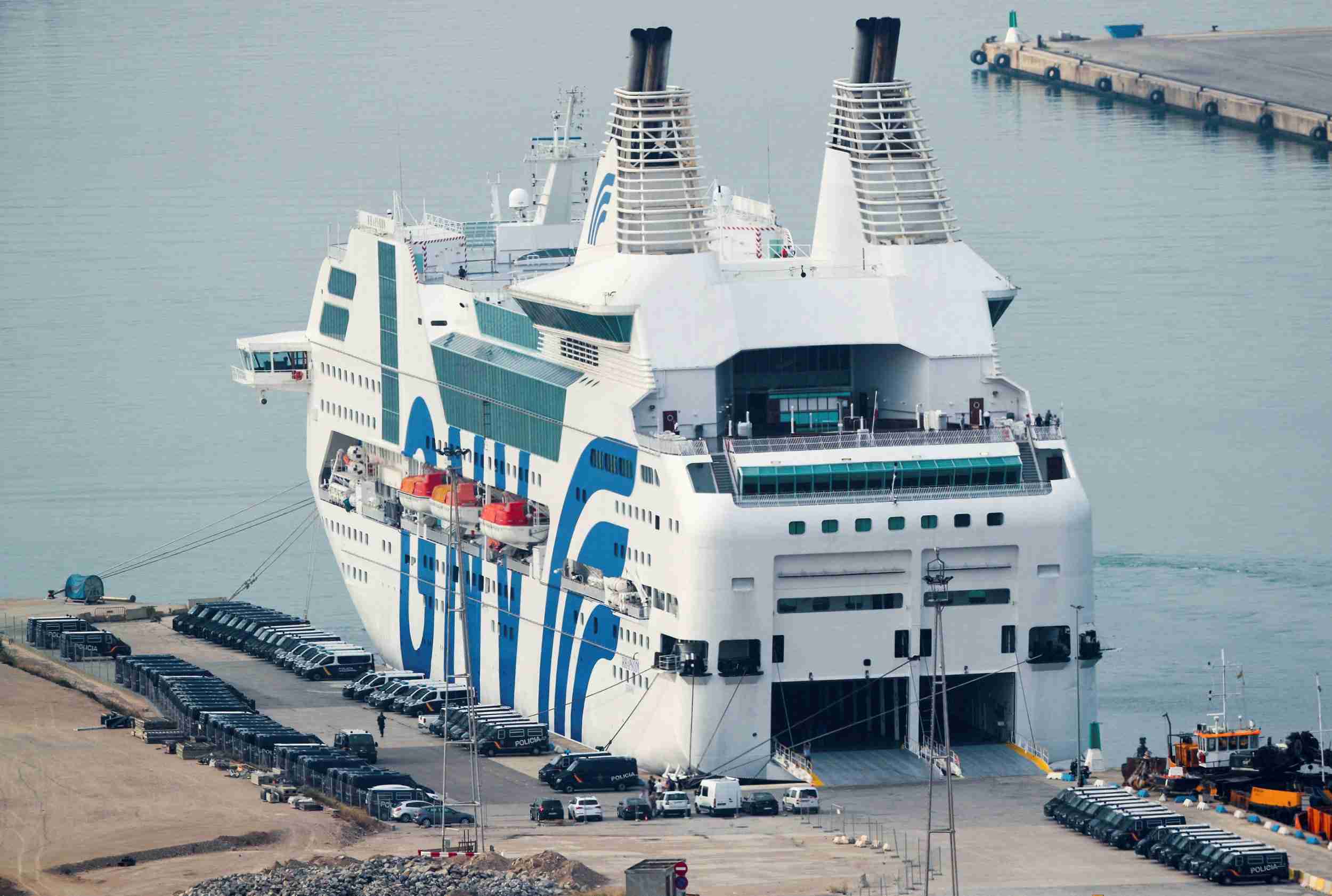 Un autocar, a punt de caure al mar a la zona dels vaixells de la policia espanyola