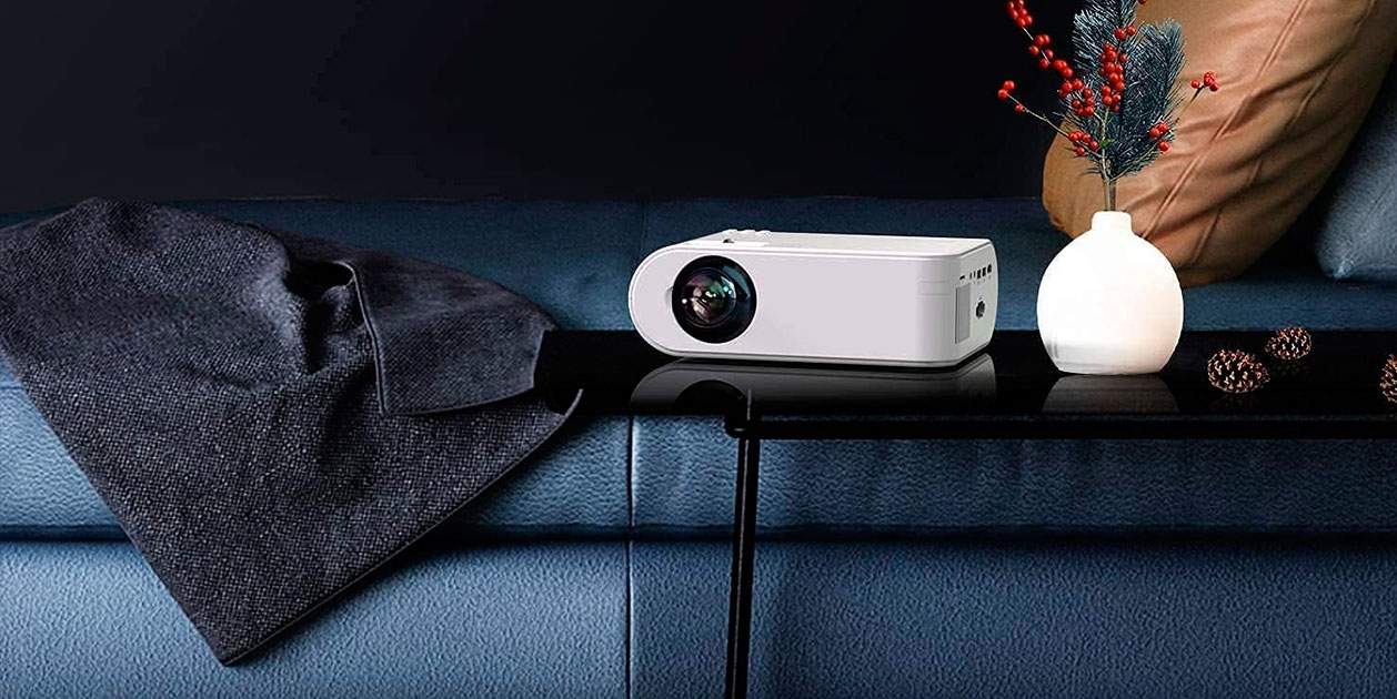 El mini proyector portátil número 1 en Amazon para ver películas en casa como en el cine