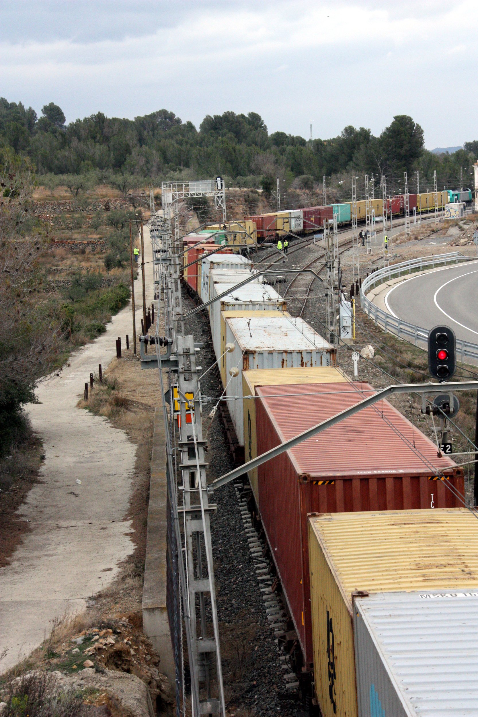 Cortada la circulación de trenes en Martorell por un escape en un mercancías