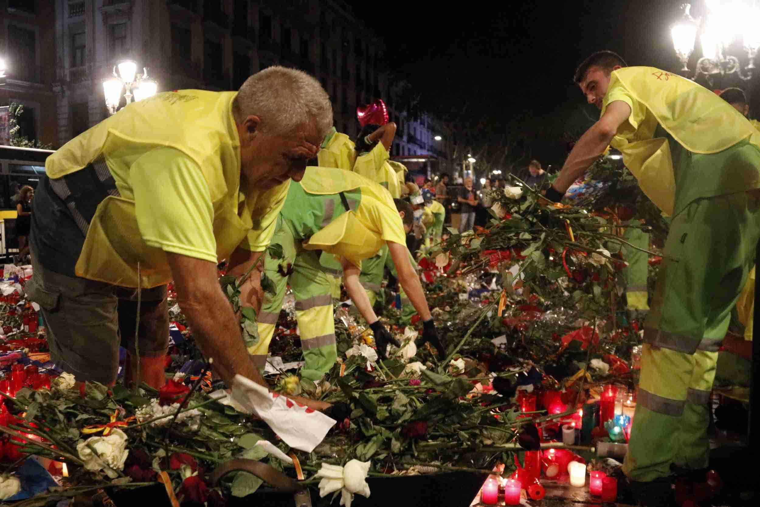 La retirada, con cuidado y respeto, de los memoriales de la Rambla