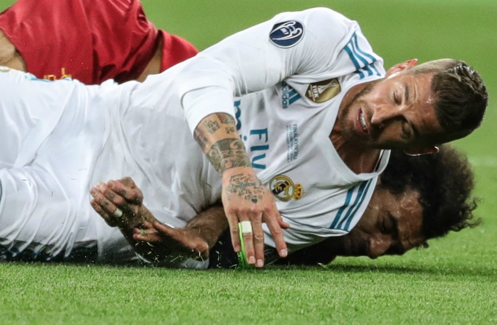 La premsa internacional carrega contra Ramos per lesionar Salah