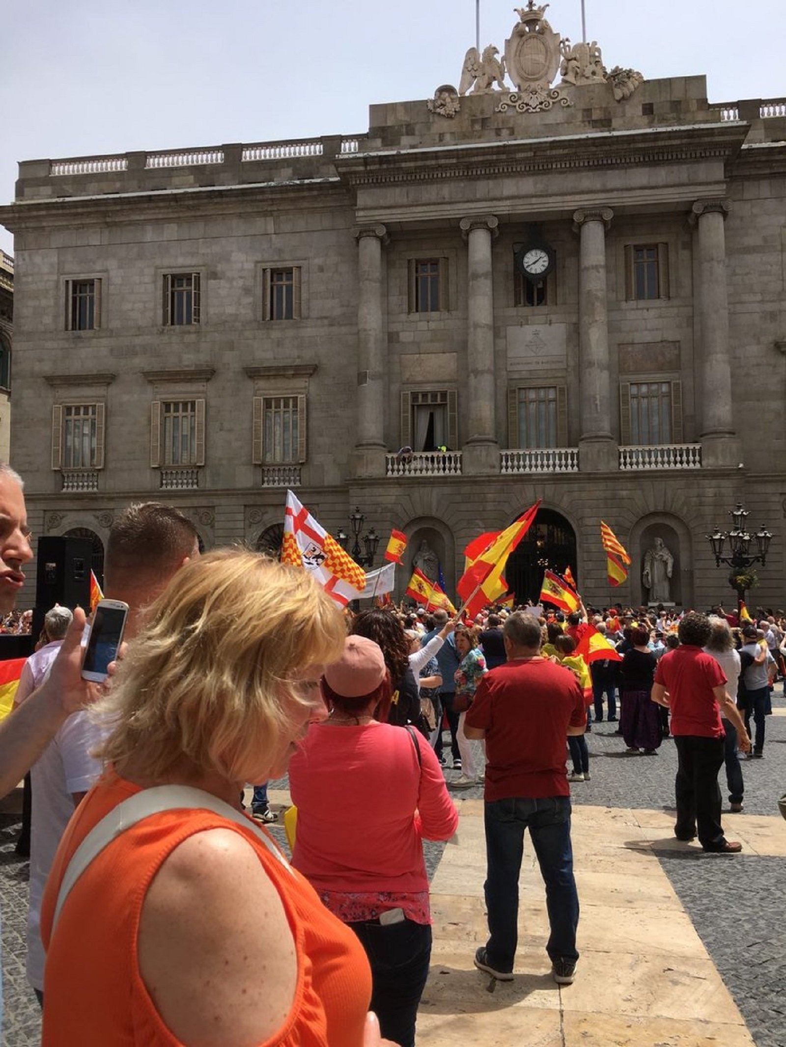 Aggressive unionists try to enter Barcelona city hall, which removes yellow ribbon