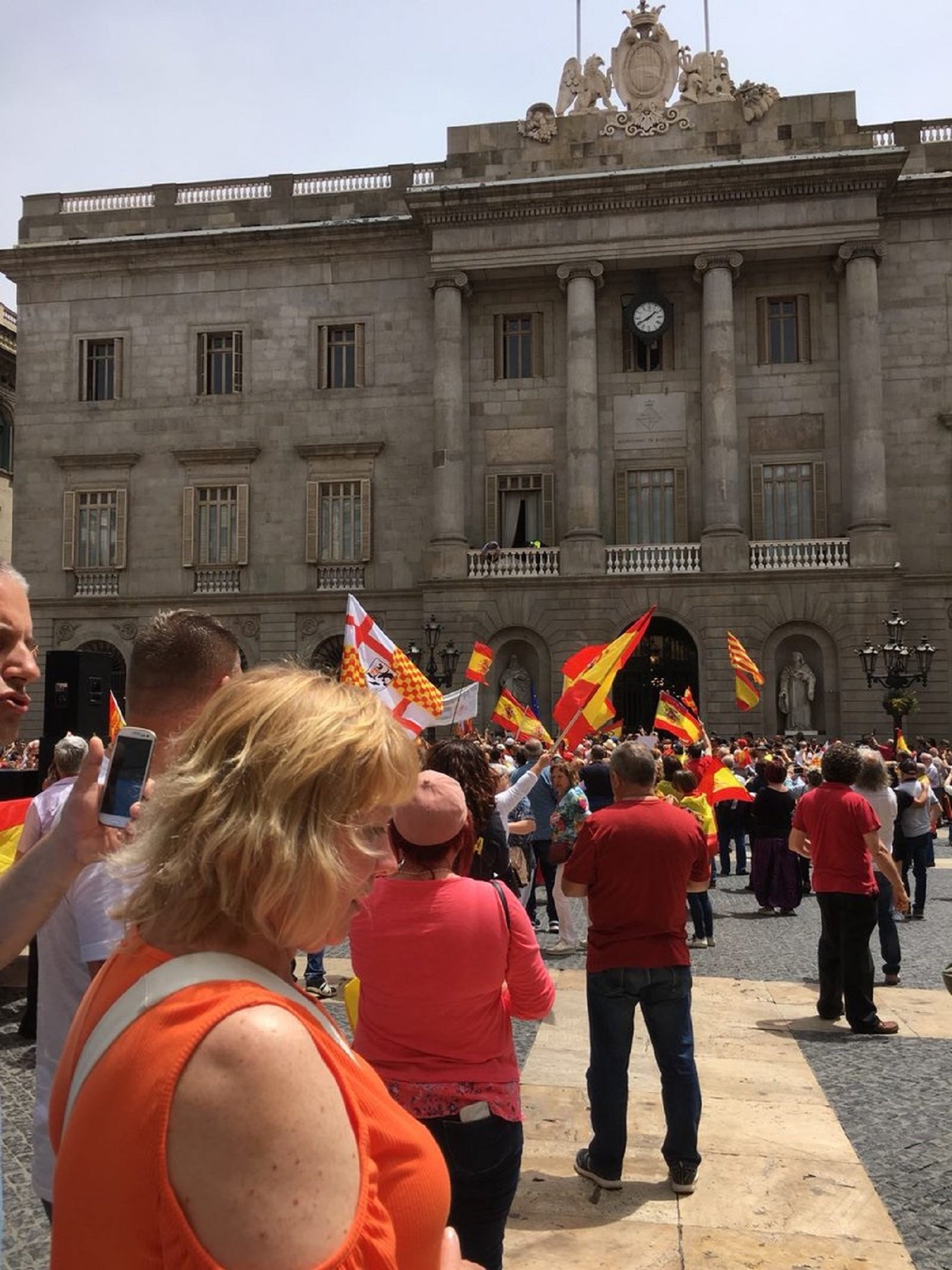 Las fuerzas soberanistas acusan a Colau de ceder a las presiones ultras