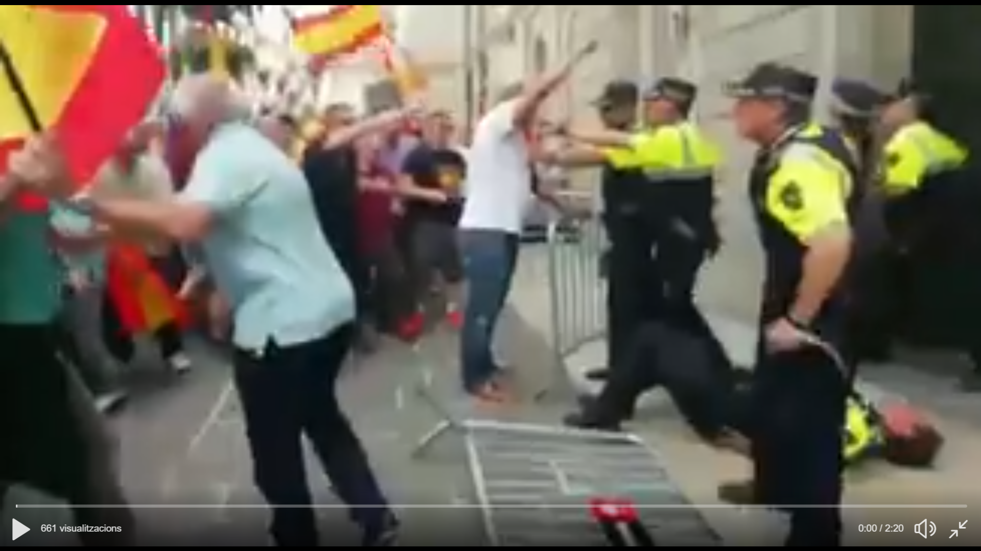 Españolistas exaltados intentan entrar en el Ayuntamiento de Barcelona, que retira el lazo amarillo
