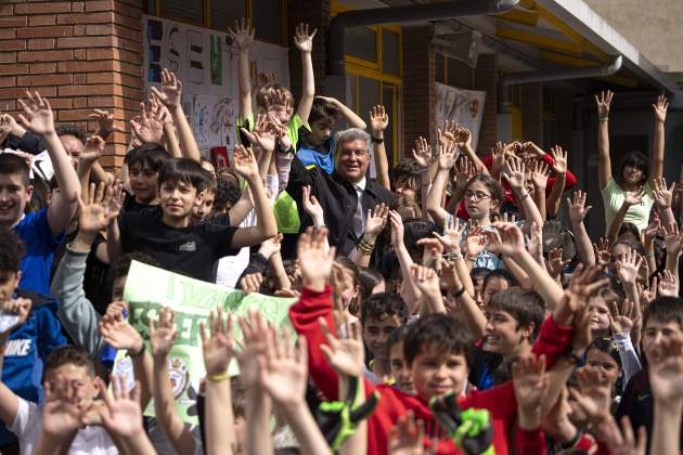 Joan Laporta amb els nens de la Fundació Barça i la Fundació Cruyff / Foto: Pau de la Calle