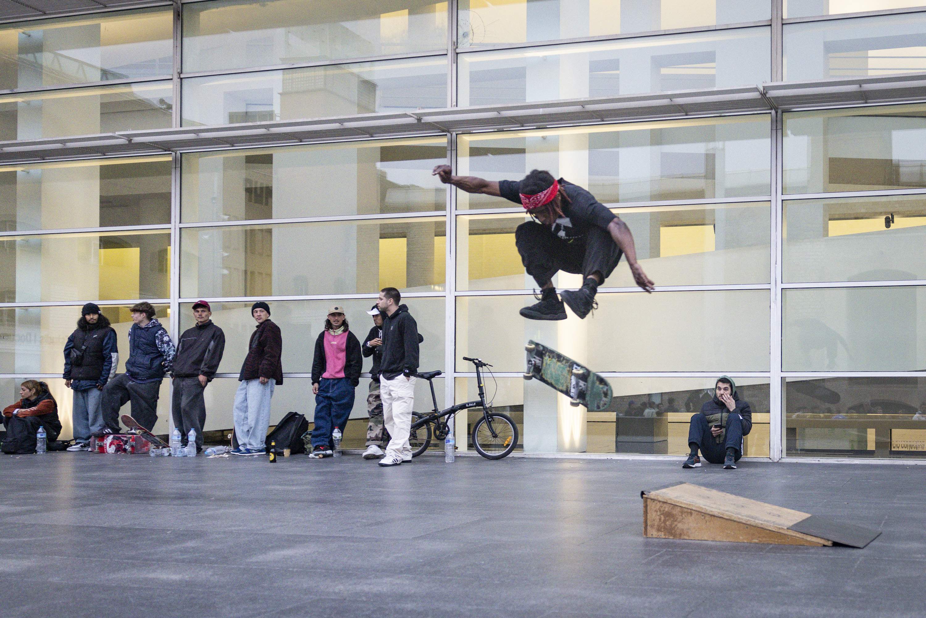 Skaters de todo el mundo suman esfuerzos para evitar su salida de la plaza dels Àngels