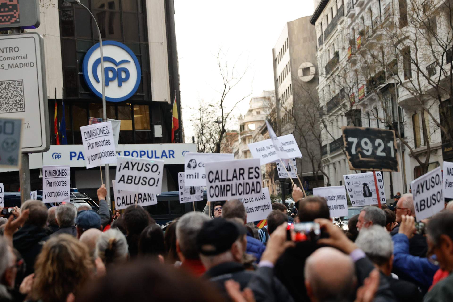 Protesta contra Ayuso a les portes de la seu del PP: “Assassina, corrupta i lladre”