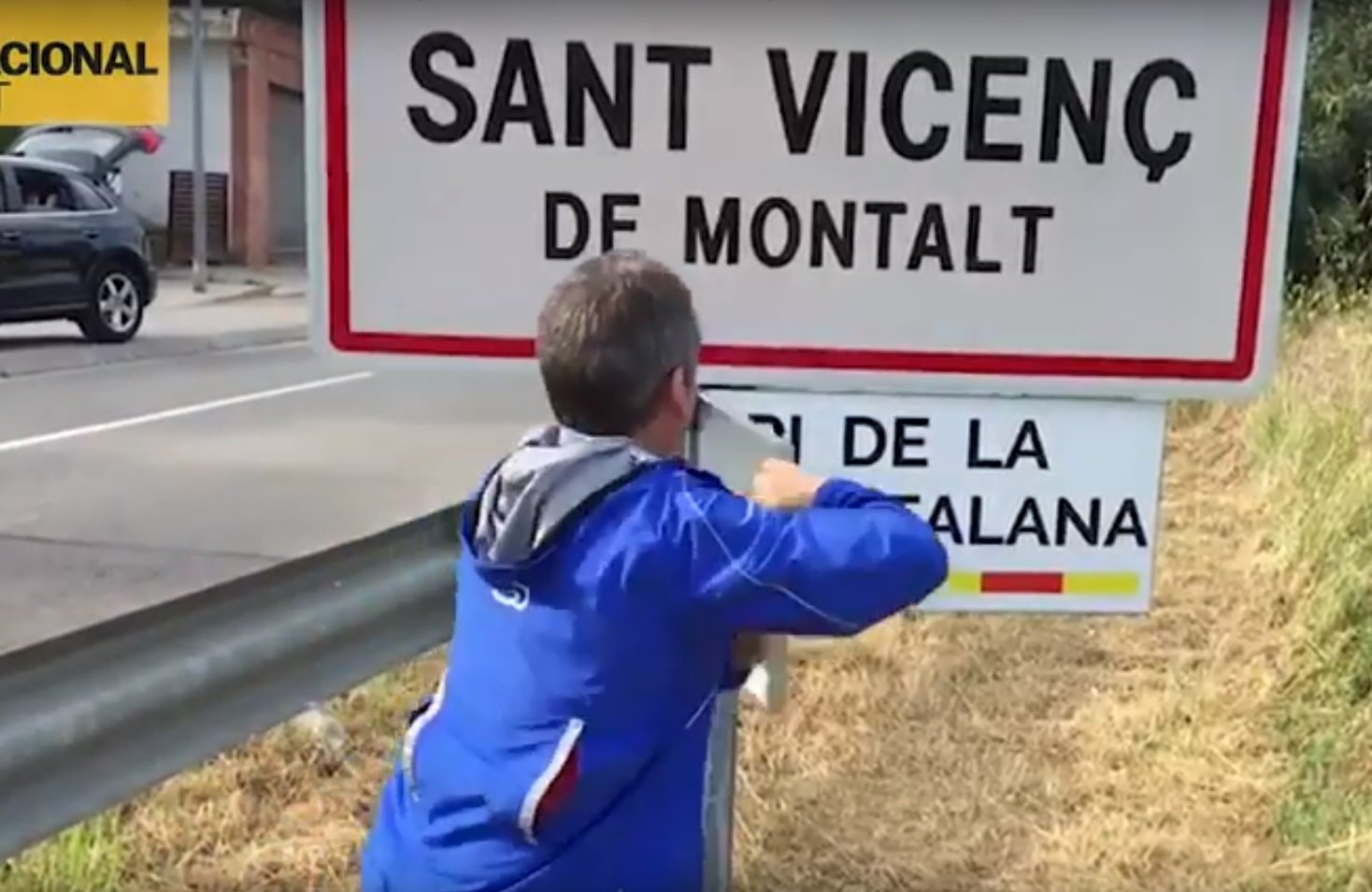 Un unionista arrenca la placa de Municipi de la República de Sant Vicenç de Montalt