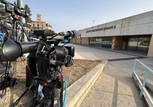 Expectació mediàtica a les portes de Brians 2 per Dani Alves / GRS Expectació mediàtica a les portes de Brians 2 per Dani Alves / GRS