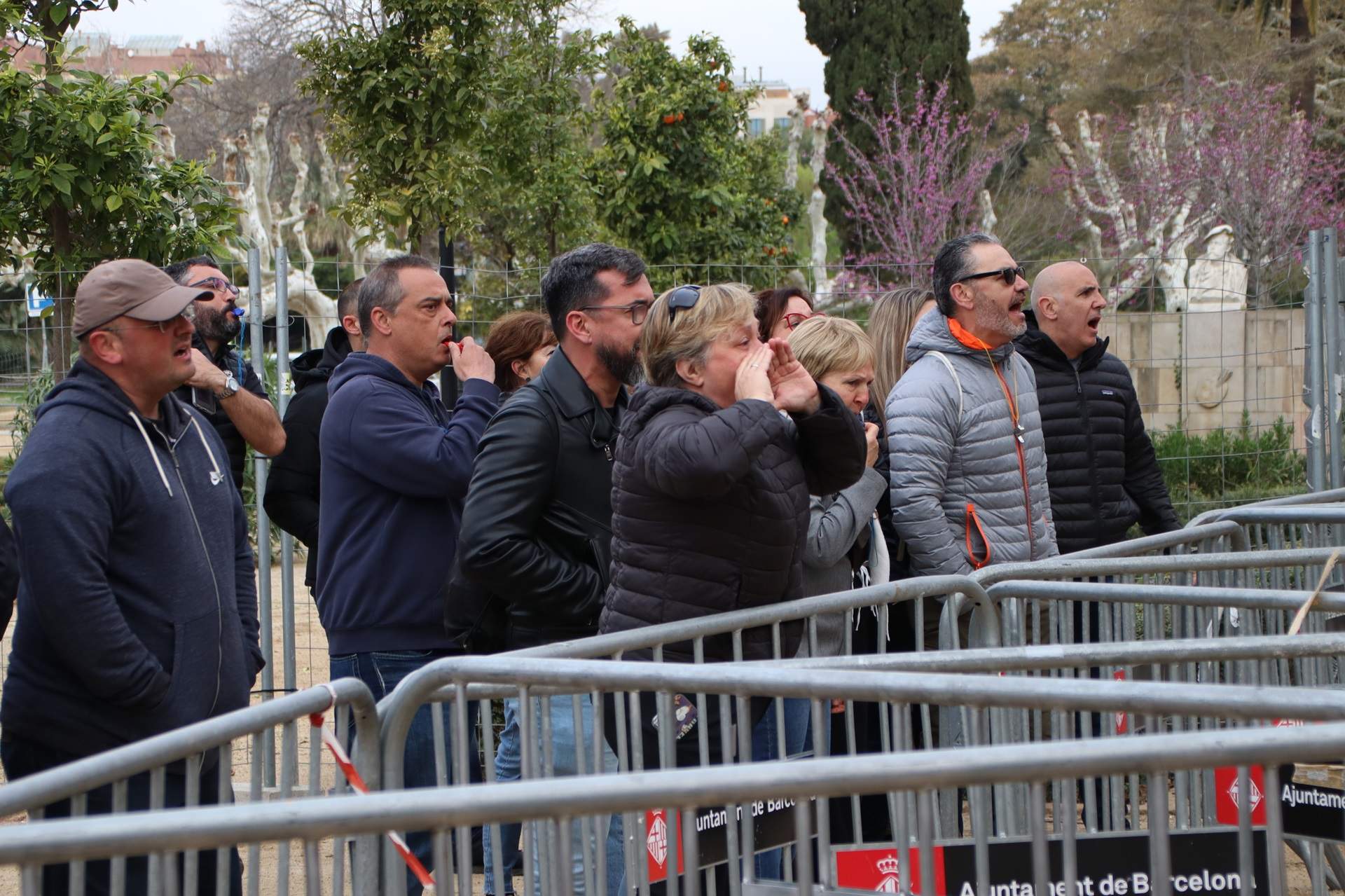 Funcionaris de presons escridassen Ubasart a l'arribada al Parlament