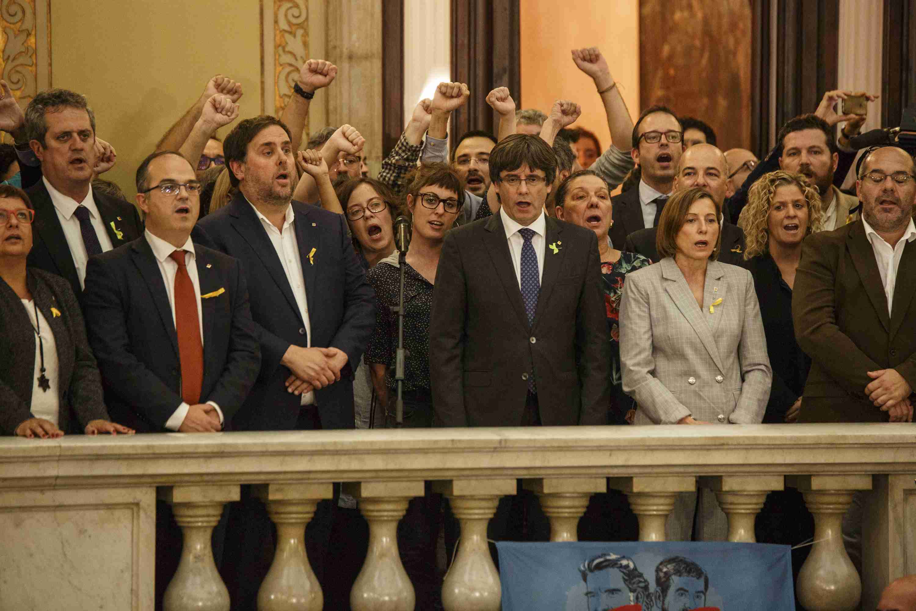 Puigdemont: "Ciudadanos, vienen horas en que nos corresponderá mantener el pulso del país"