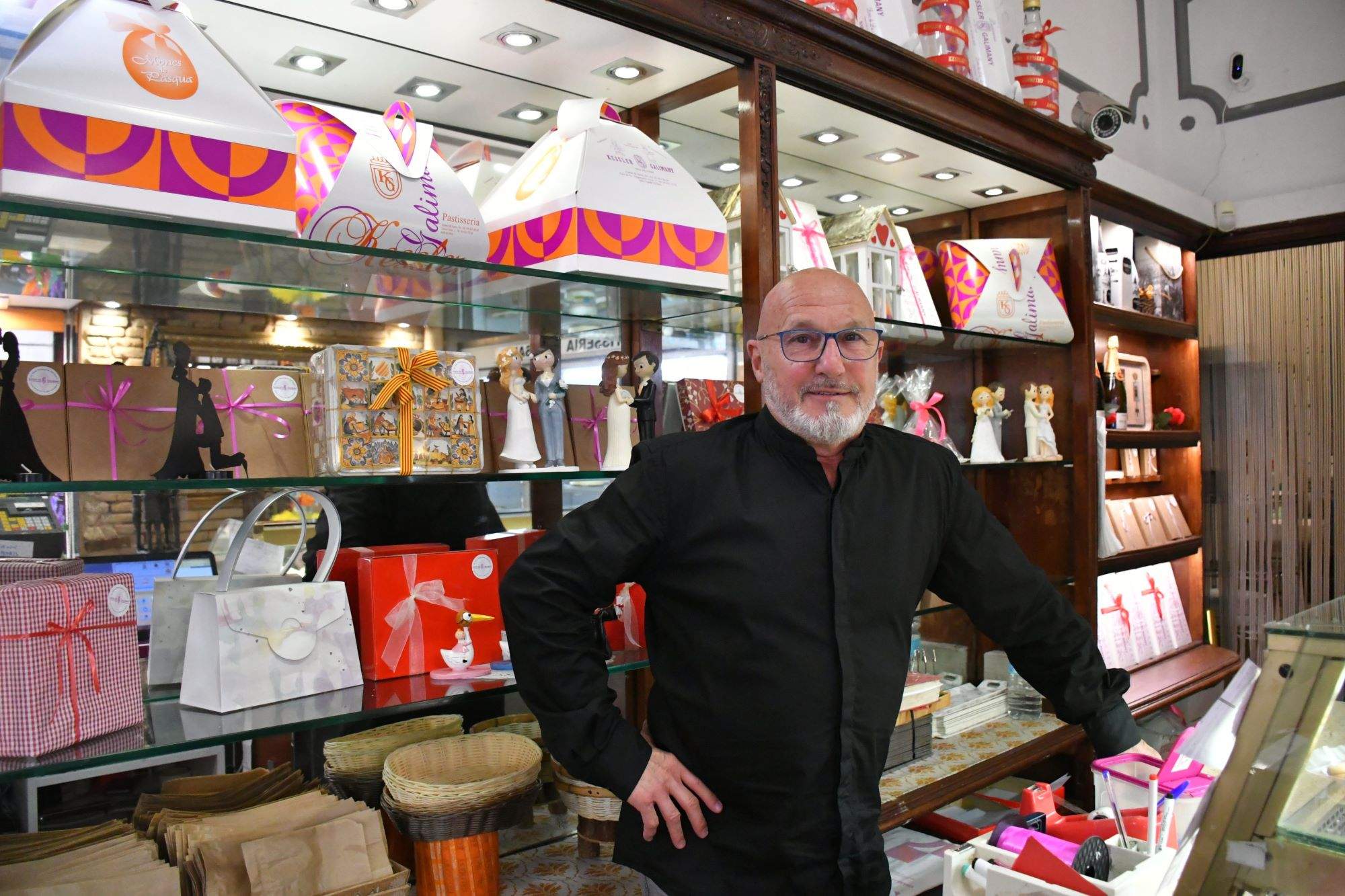 Cierra una pastelería histórica del barrio de Sants de Barcelona