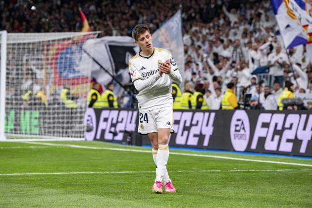 Arda Güler aplaude durante un partido del Real Madrid en el Santiago Bernabéu / Foto: Europa Press