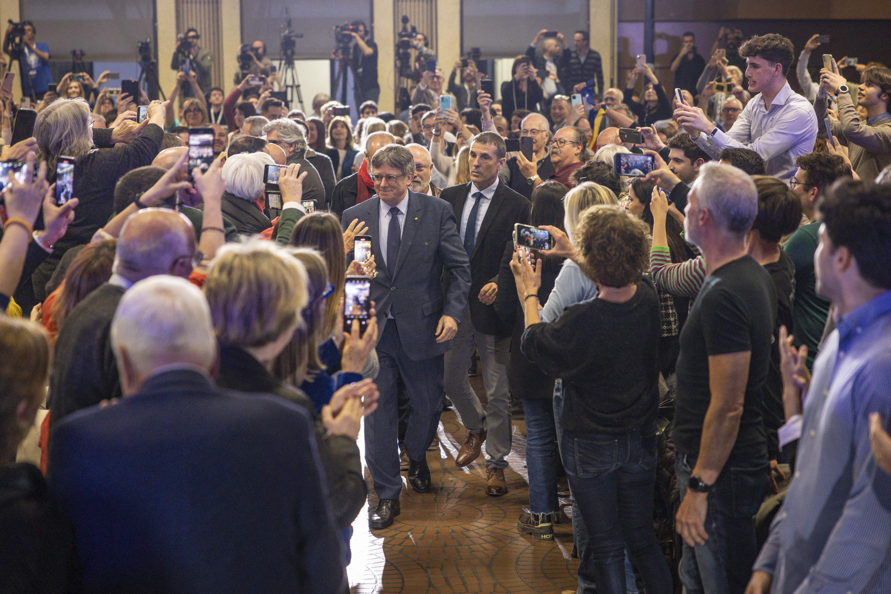 Així ha estat l'arribada de Puigdemont a Elna abans de la conferència | VÍDEO