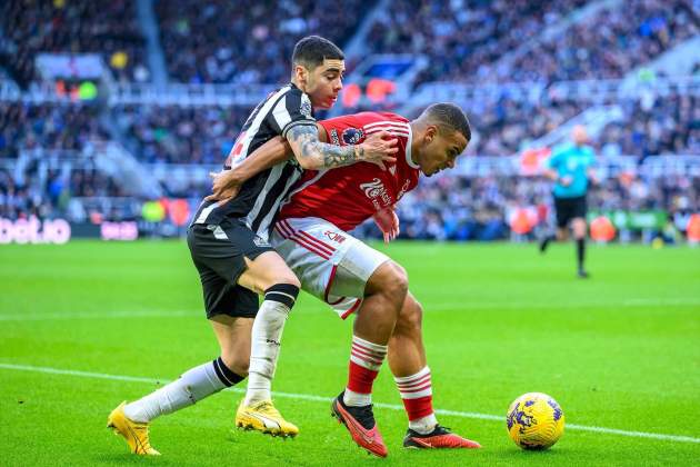 Murillo protege el balón durante un partido del Nottinham Forest contra el Newcastle de la Premier League / Foto: Europa Press