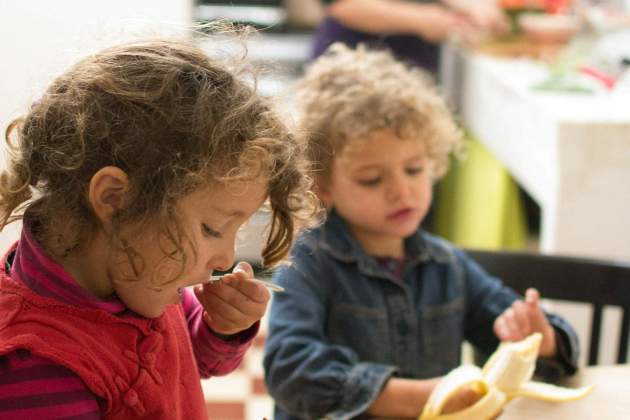 niños comiendo