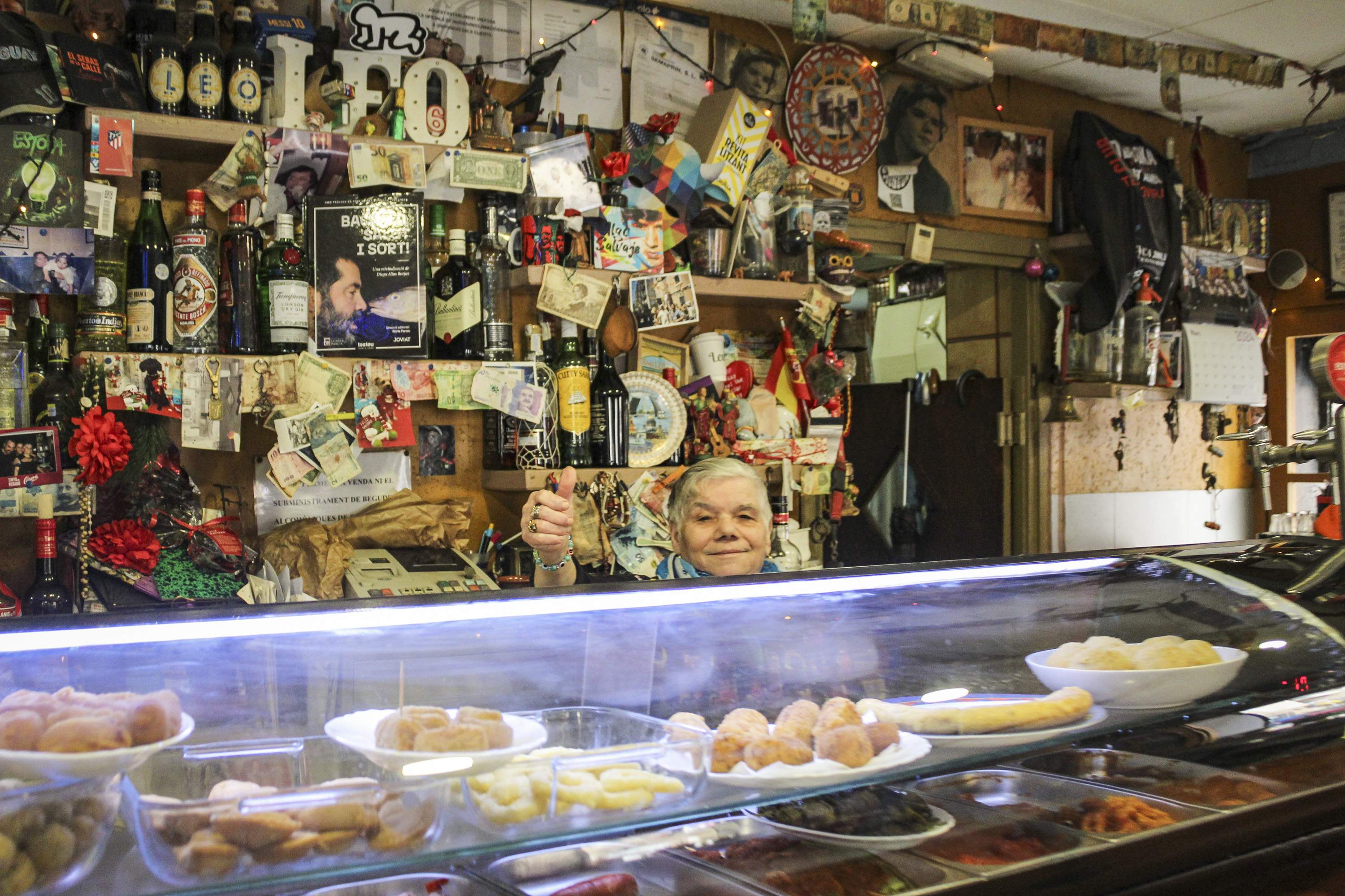 El bar més canalla de la Barceloneta celebra 50 anys seduint la clientela a ritme de canyes, rumba i flamenc