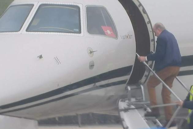 Juan Carlos escalera avion GTRES