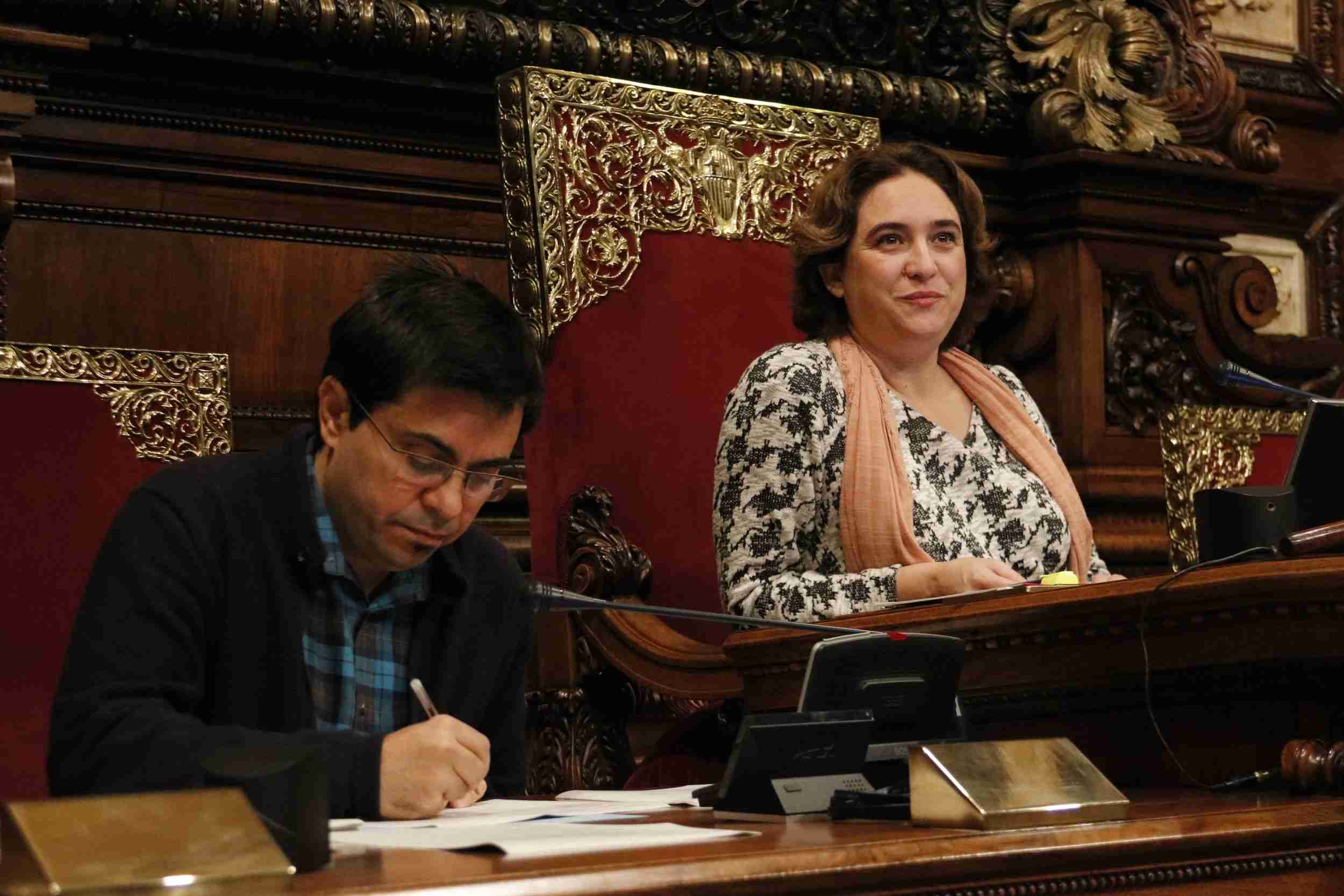 Barcelona denuncia l'"a por ellos" financer del Rei, tot i l'abstenció del govern Colau