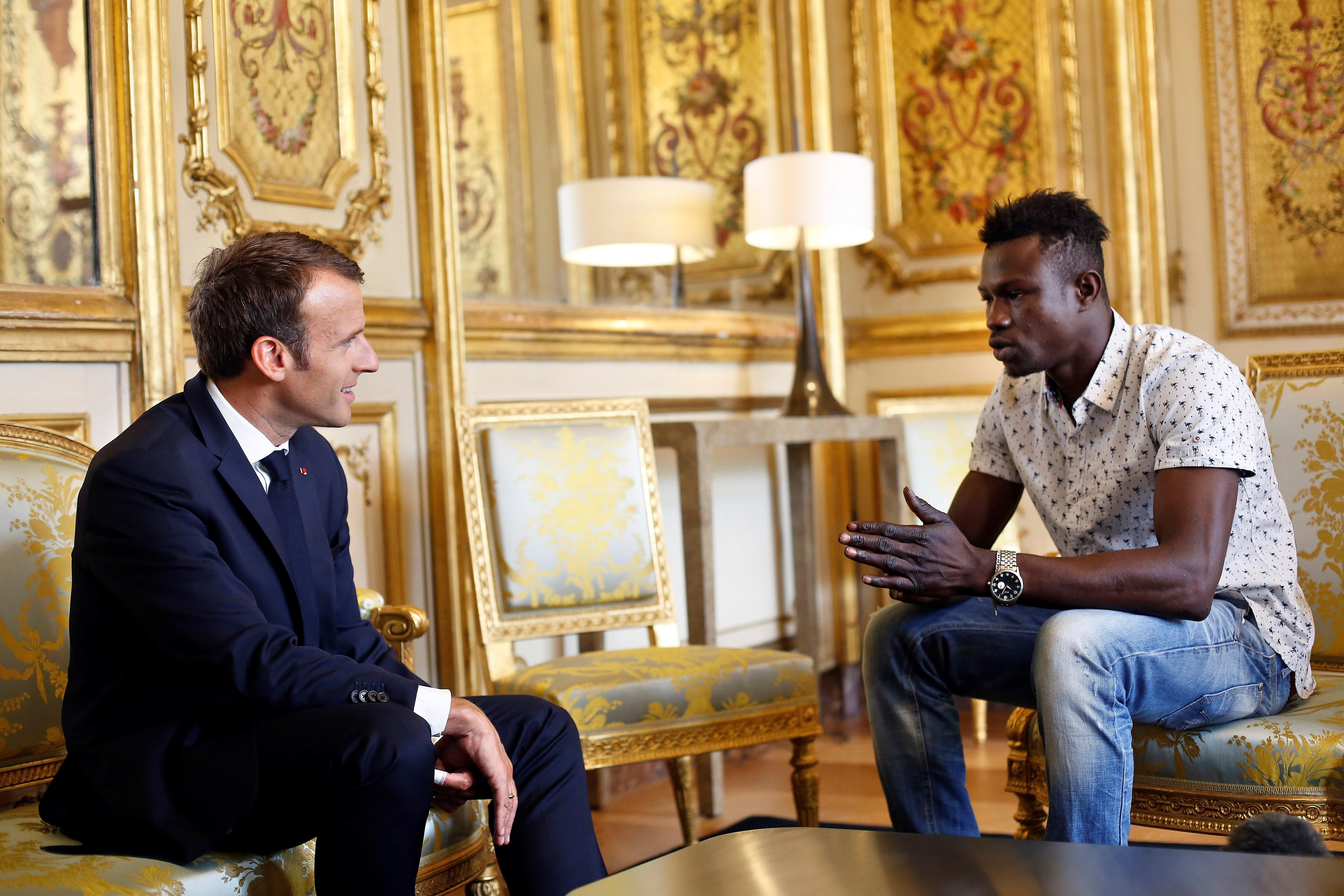Macron rep l'heroi de Mali que va salvar un nen a París i li concedeix la nacionalitat francesa