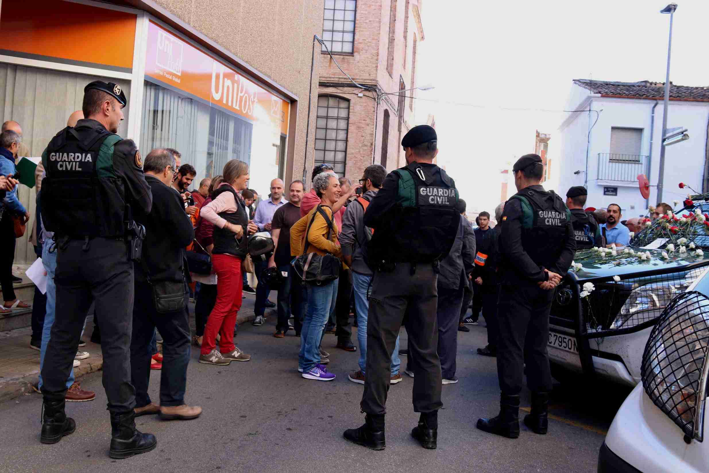 Civil Guard confiscates referendum documentation from business in Terrassa