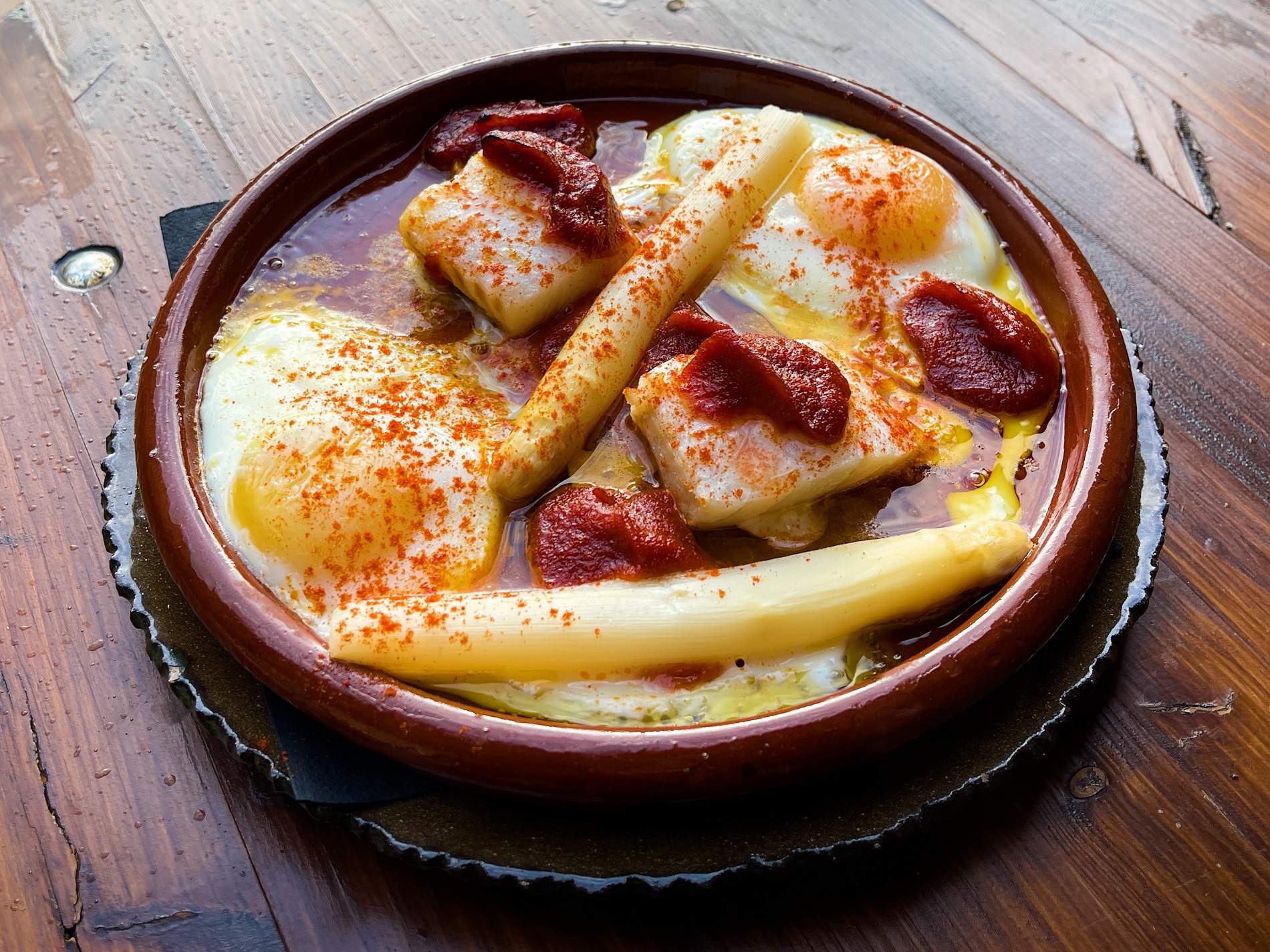 Un excelente bacalao al horno con tomate, espárragos y huevos para Semana Santa