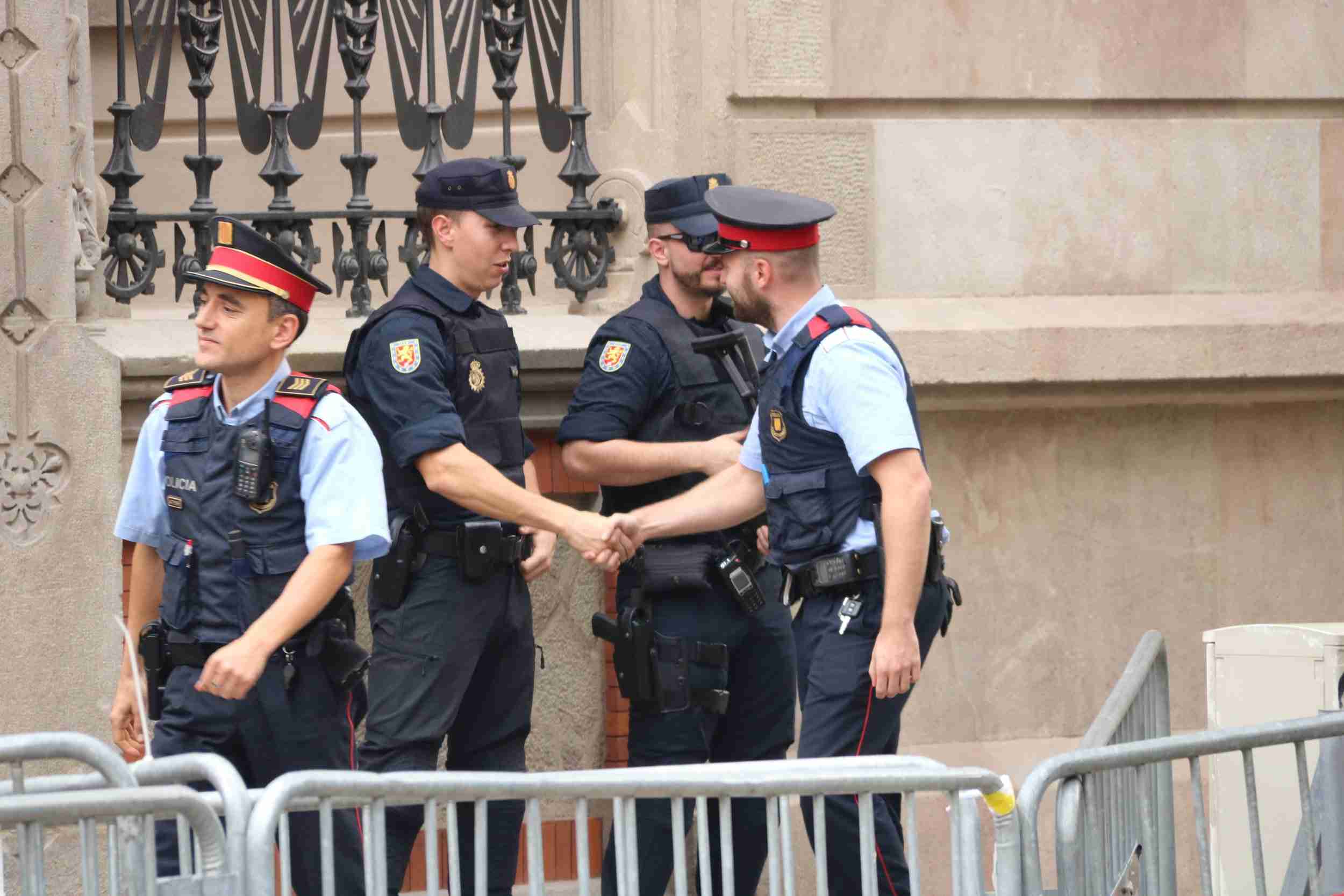 Un mosso emplaça per carta la policia espanyola a relaxar-se