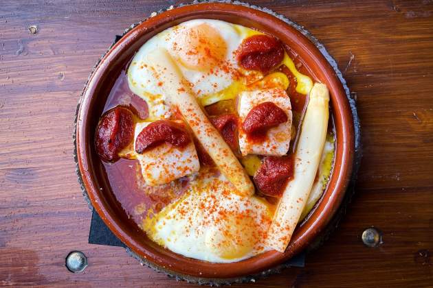Bacalao al horno con tomate, espárragos y huevos del chef Diego Alías / Foto: Marta Turull