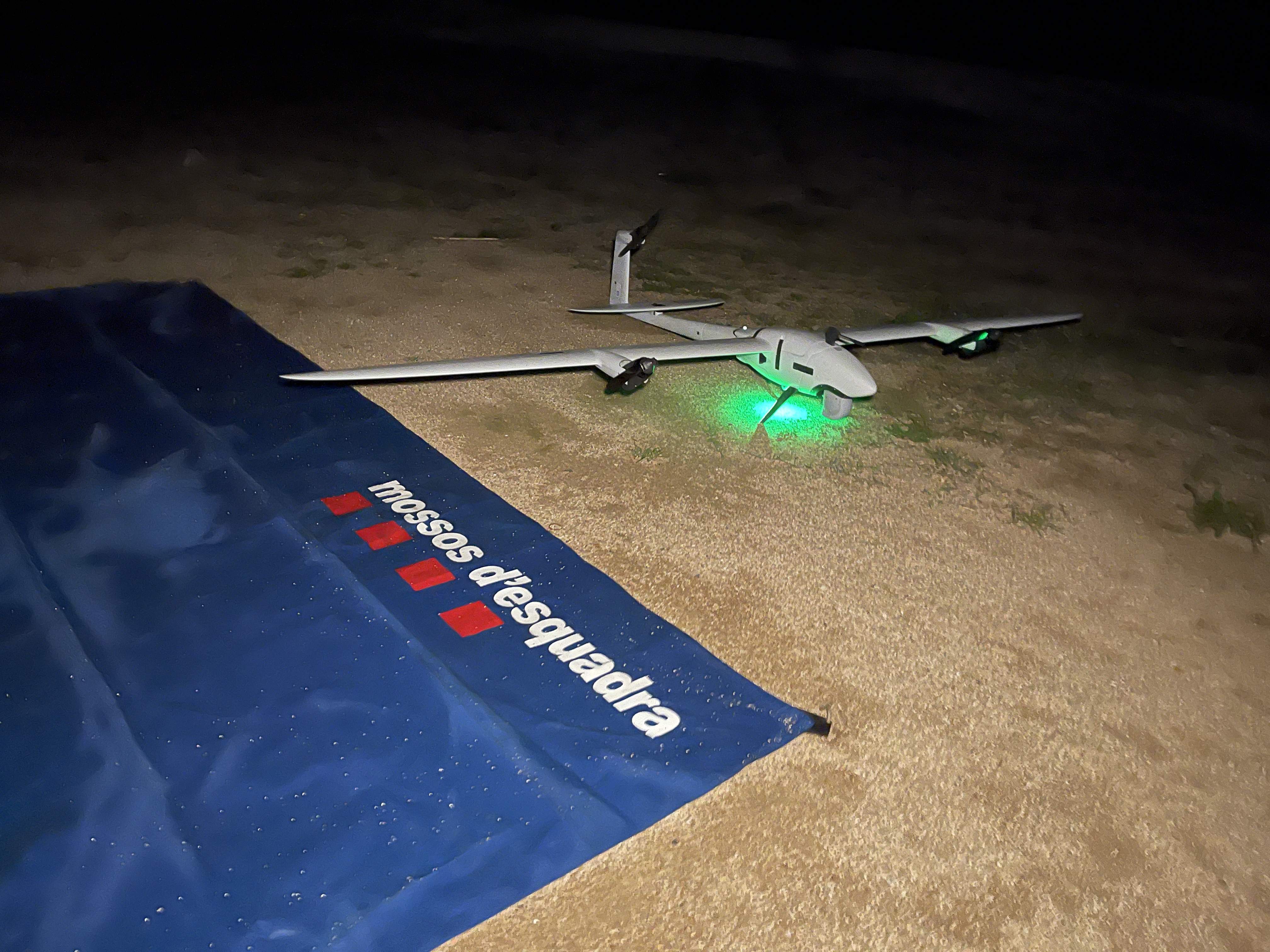 De nit i sobre el mar: així són els primers vols del nou dron contra el narcotràfic dels Mossos