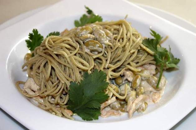 Espaguetis edamame i pollastre Espaguetis edamame i pollastre