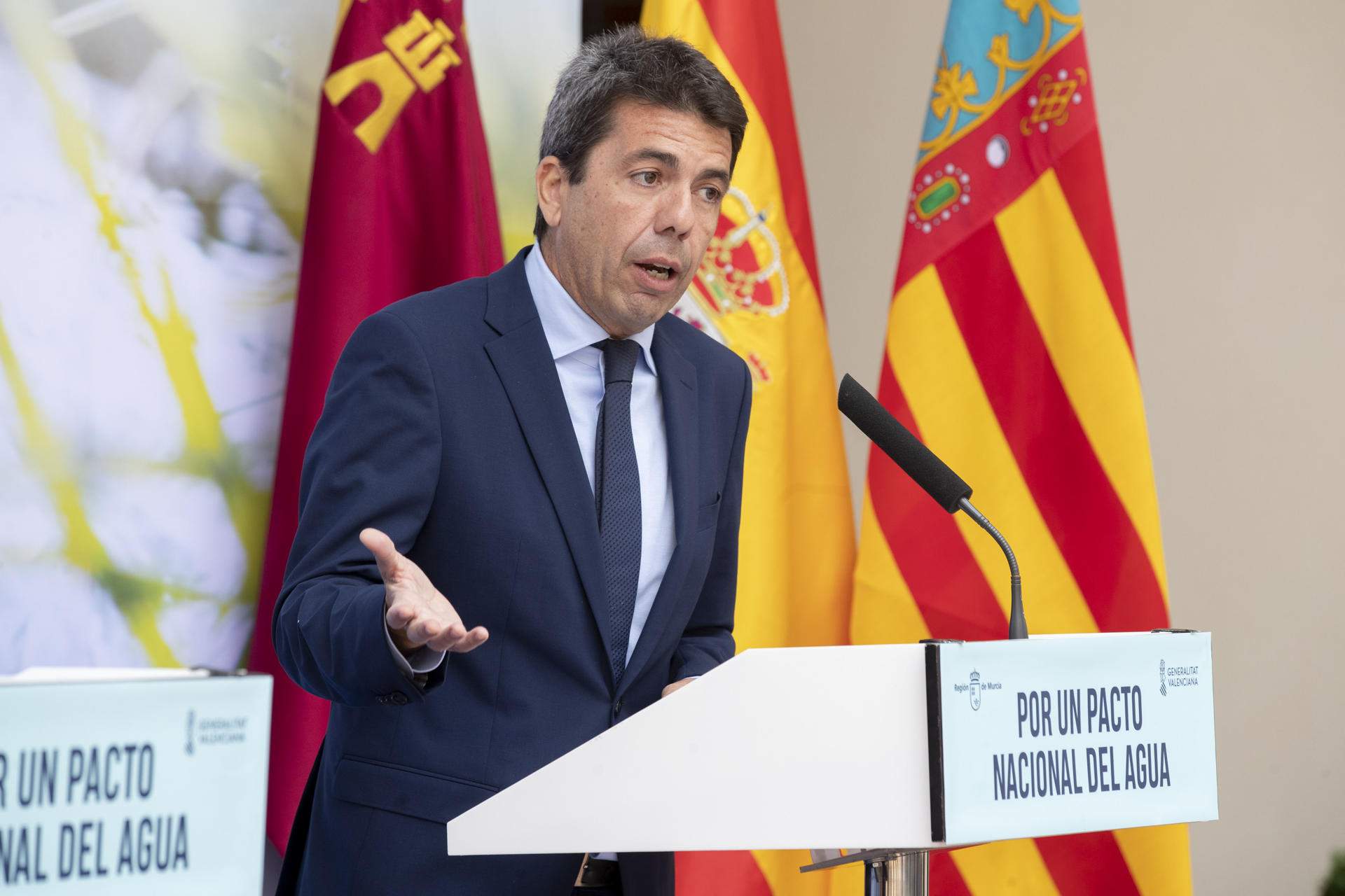Mazón defiende la ley educativa de PP y Vox: "Queremos equiparar en libertad al valenciano con el castellano"