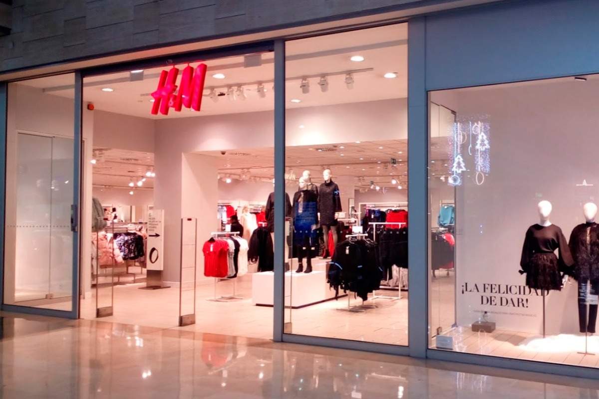 No és casualitat que les espanyoles estiguin esgotant a H&M aquesta brusa en blau fosc amb detall brodat