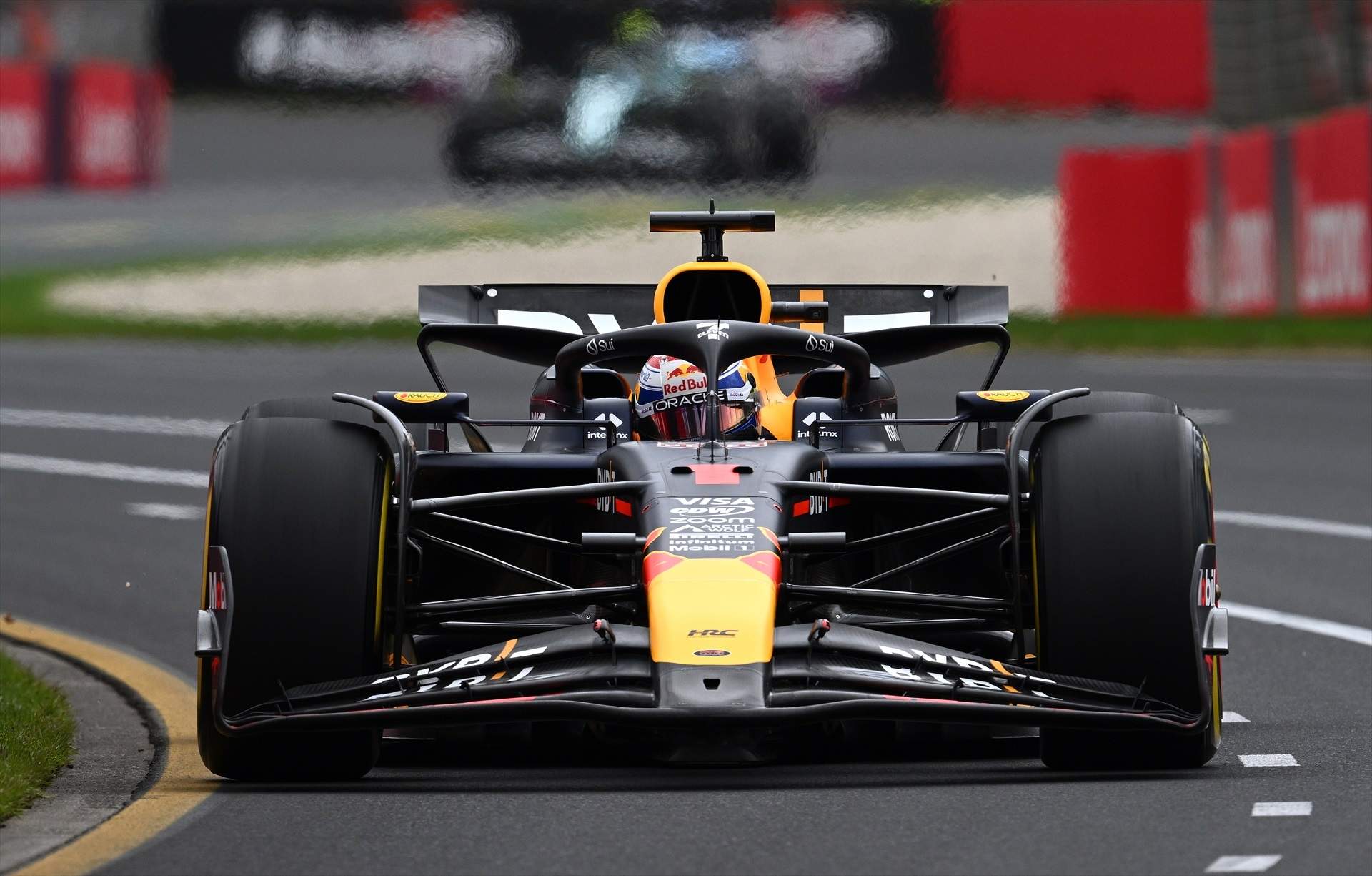 Max Verstappen no falla bajo la presión de Carlos Sainz y se adjudica la pole en Australia